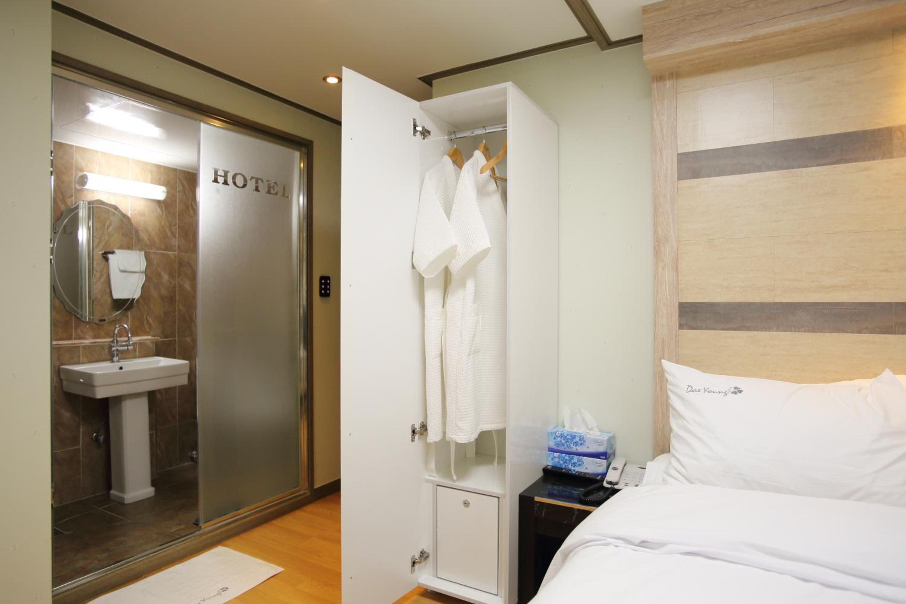 Deluxe Queen Room - Photo 8
