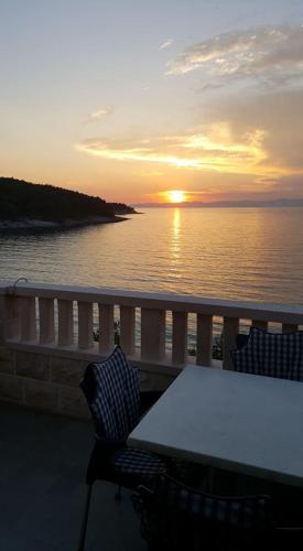 Three-Bedroom Apartment with Balcony and Sea View photo 2