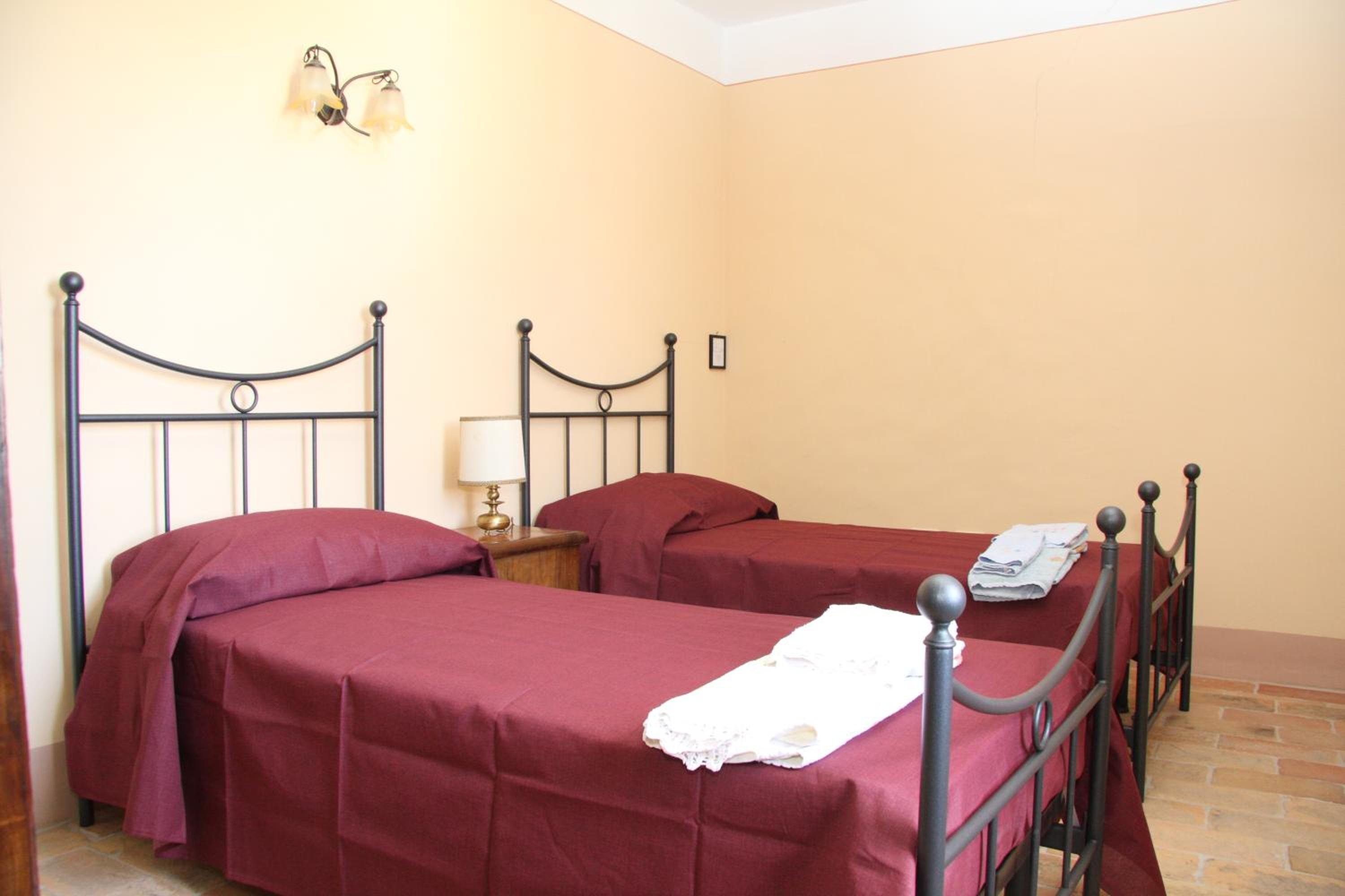 Standard Twin Room with Shared Bathroom photo 3