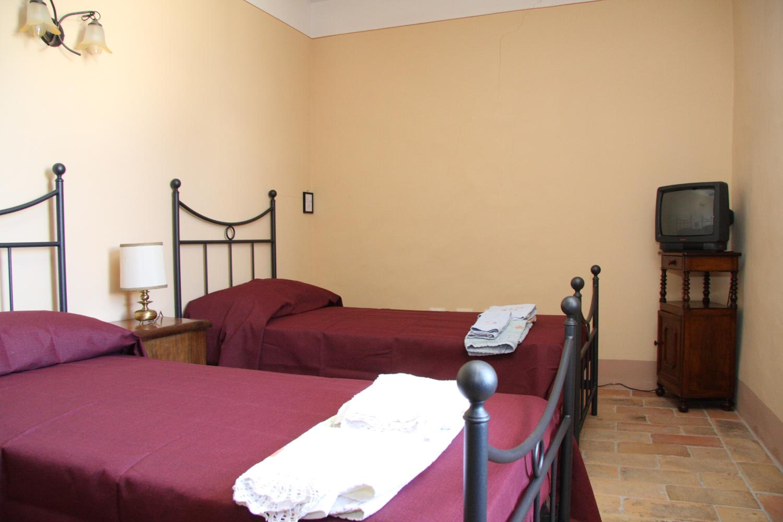 Standard Twin Room with Shared Bathroom photo 1