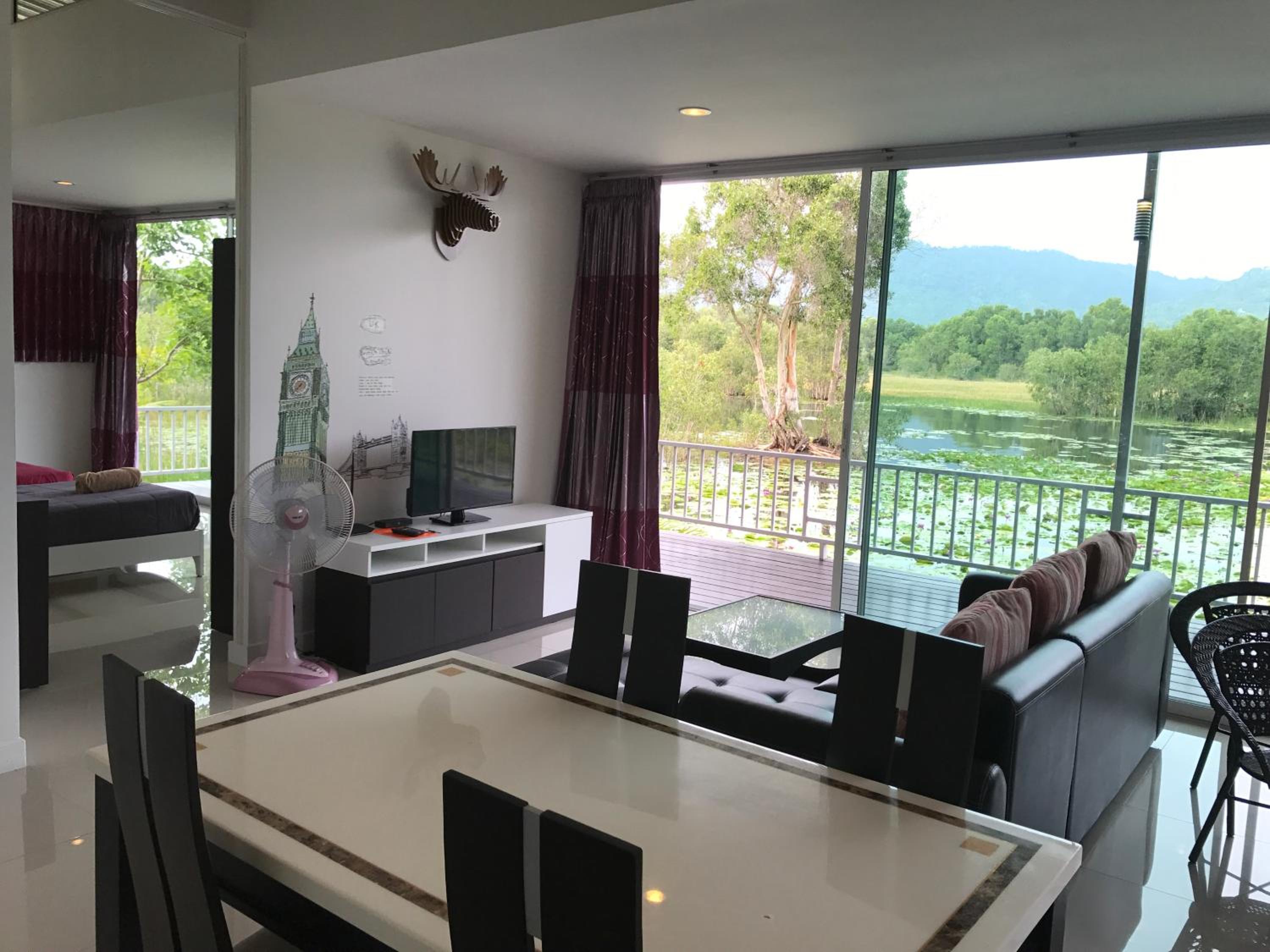 Family Room with Lake View - Photo 12