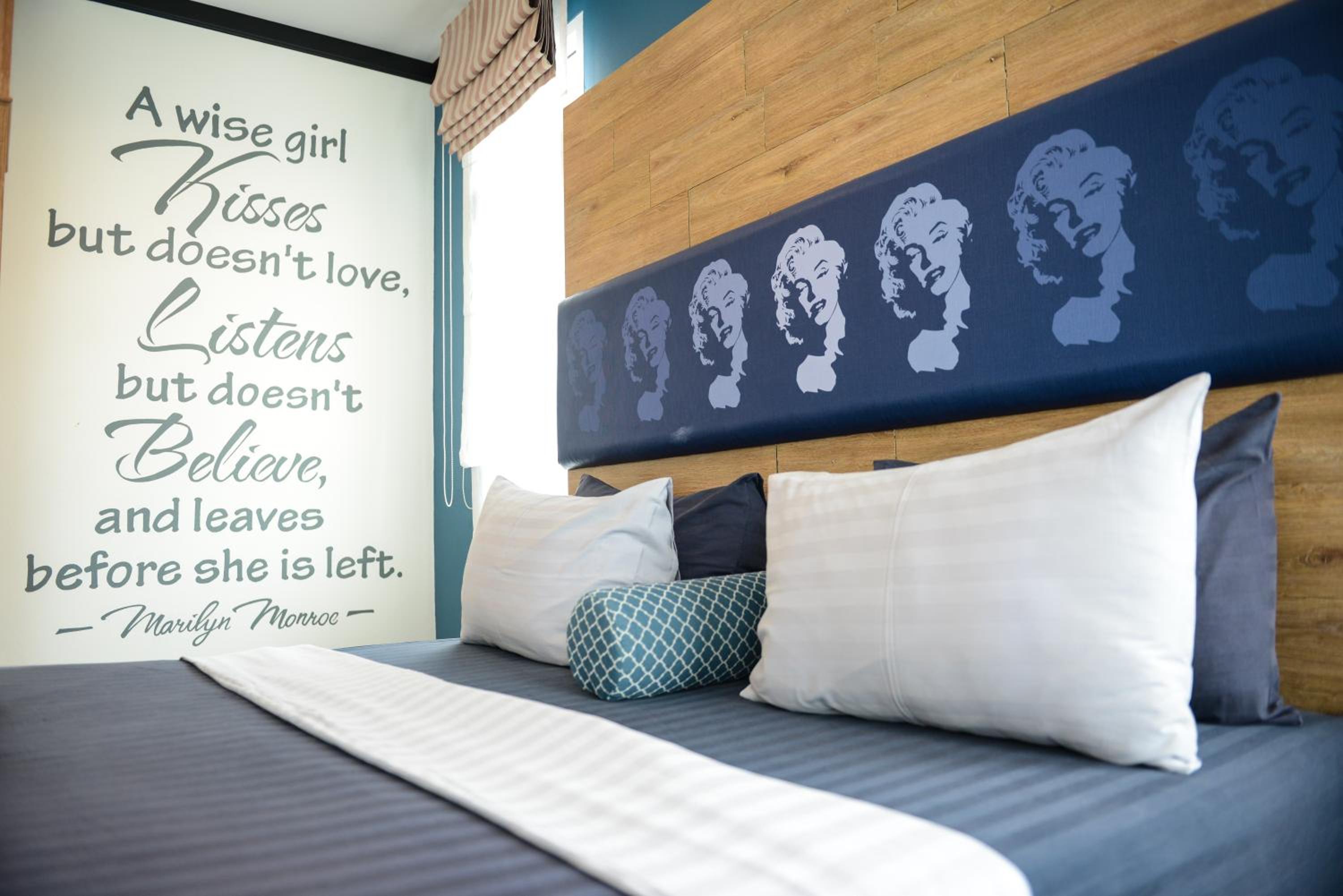 Deluxe Double Room with Sea View - Photo 12
