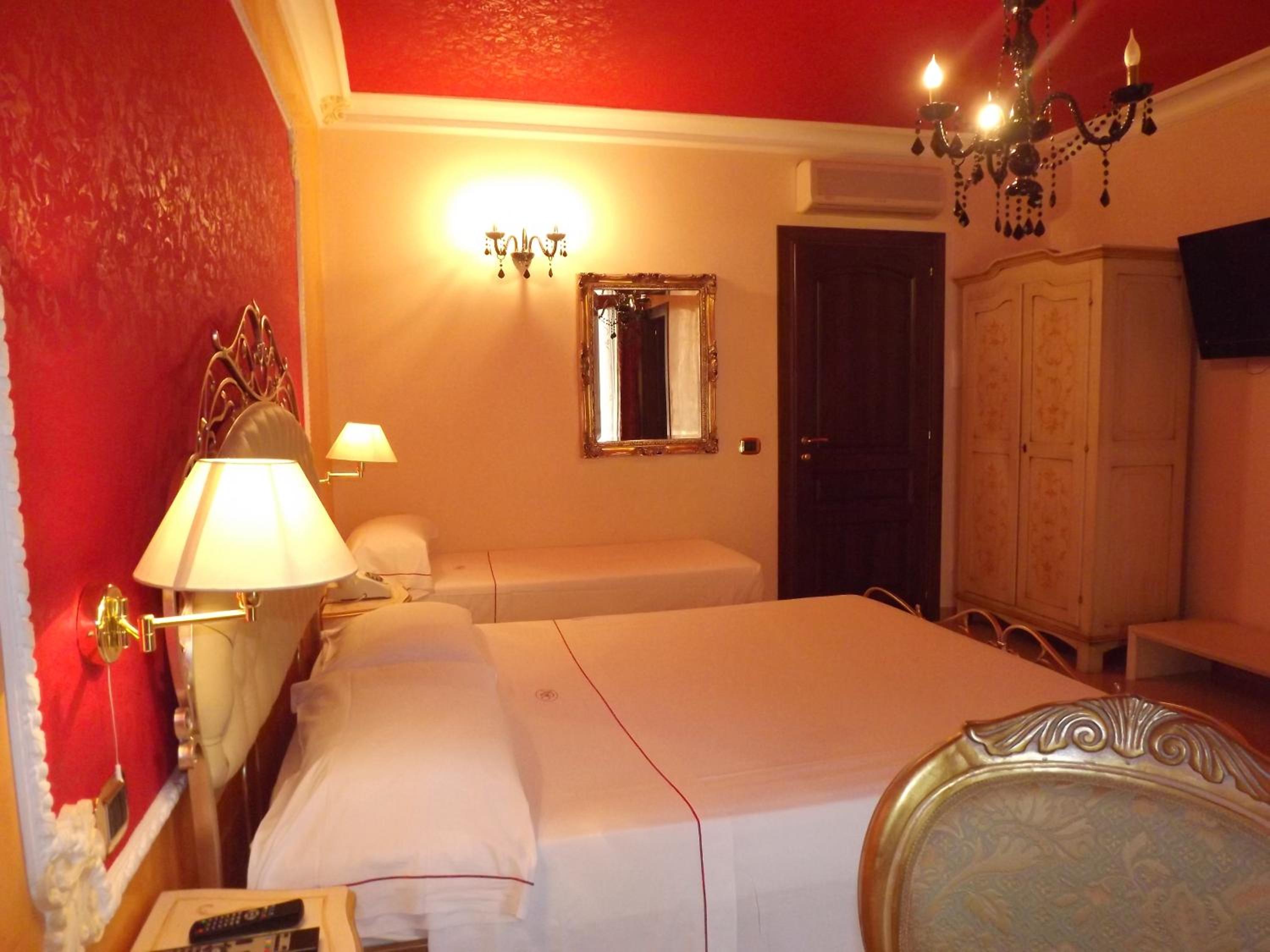 Double Room - Photo 15