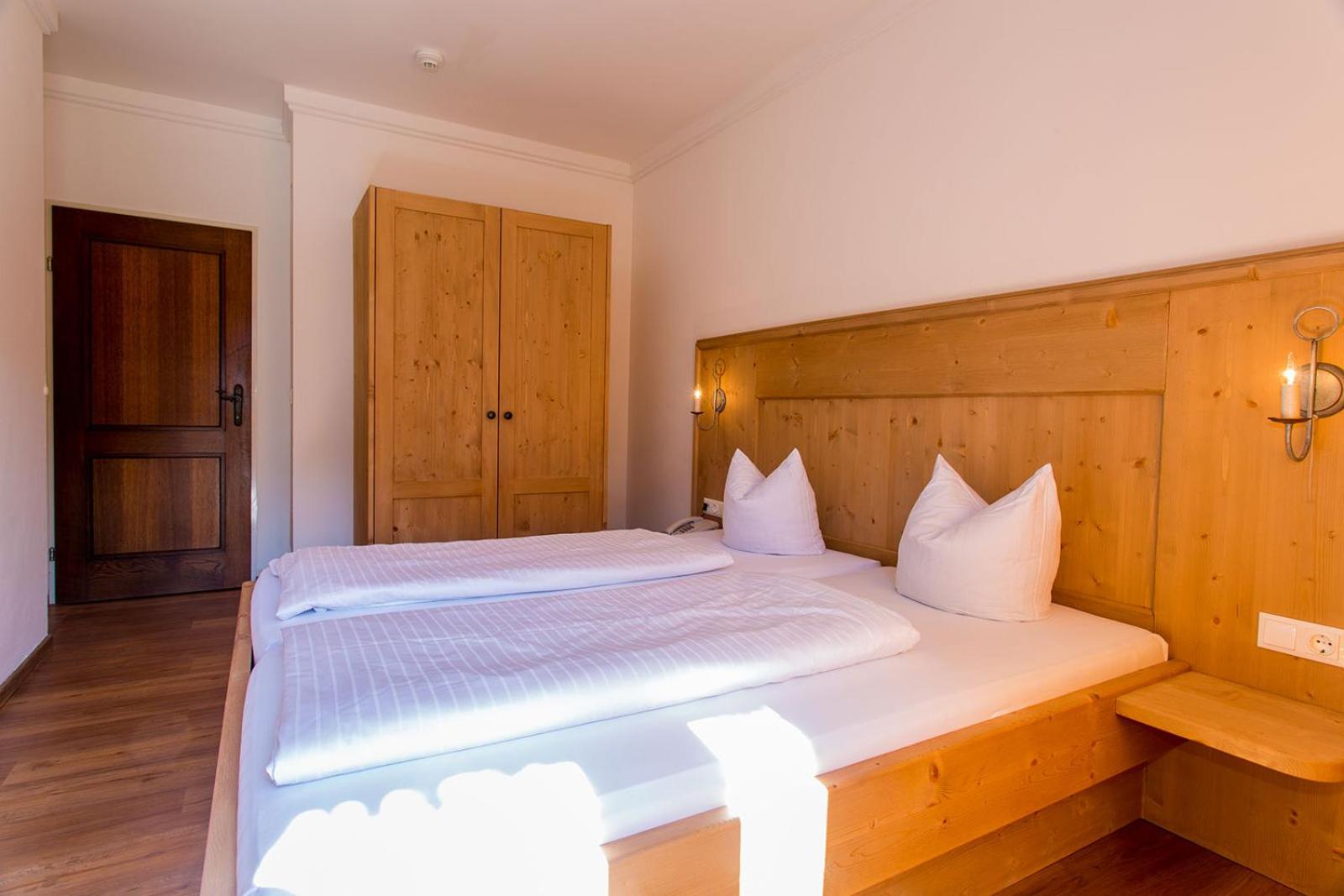 Deluxe One-Bedroom Apartment