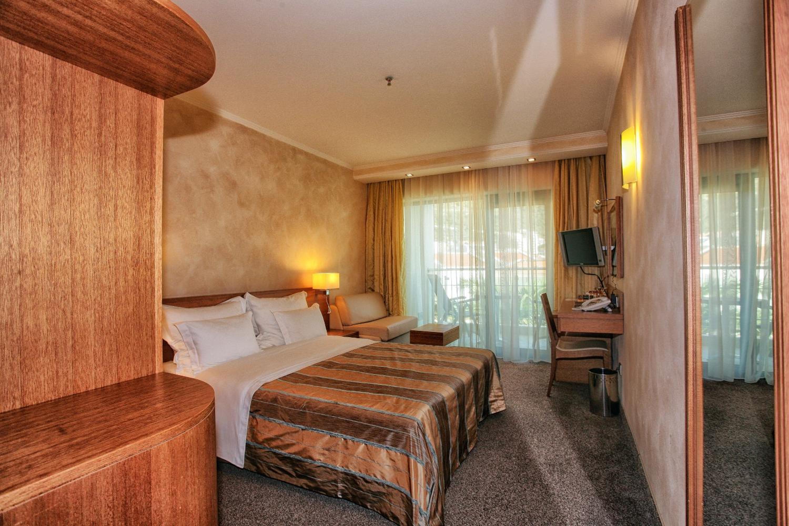 Standard Double Room with Pool View - Photo 4