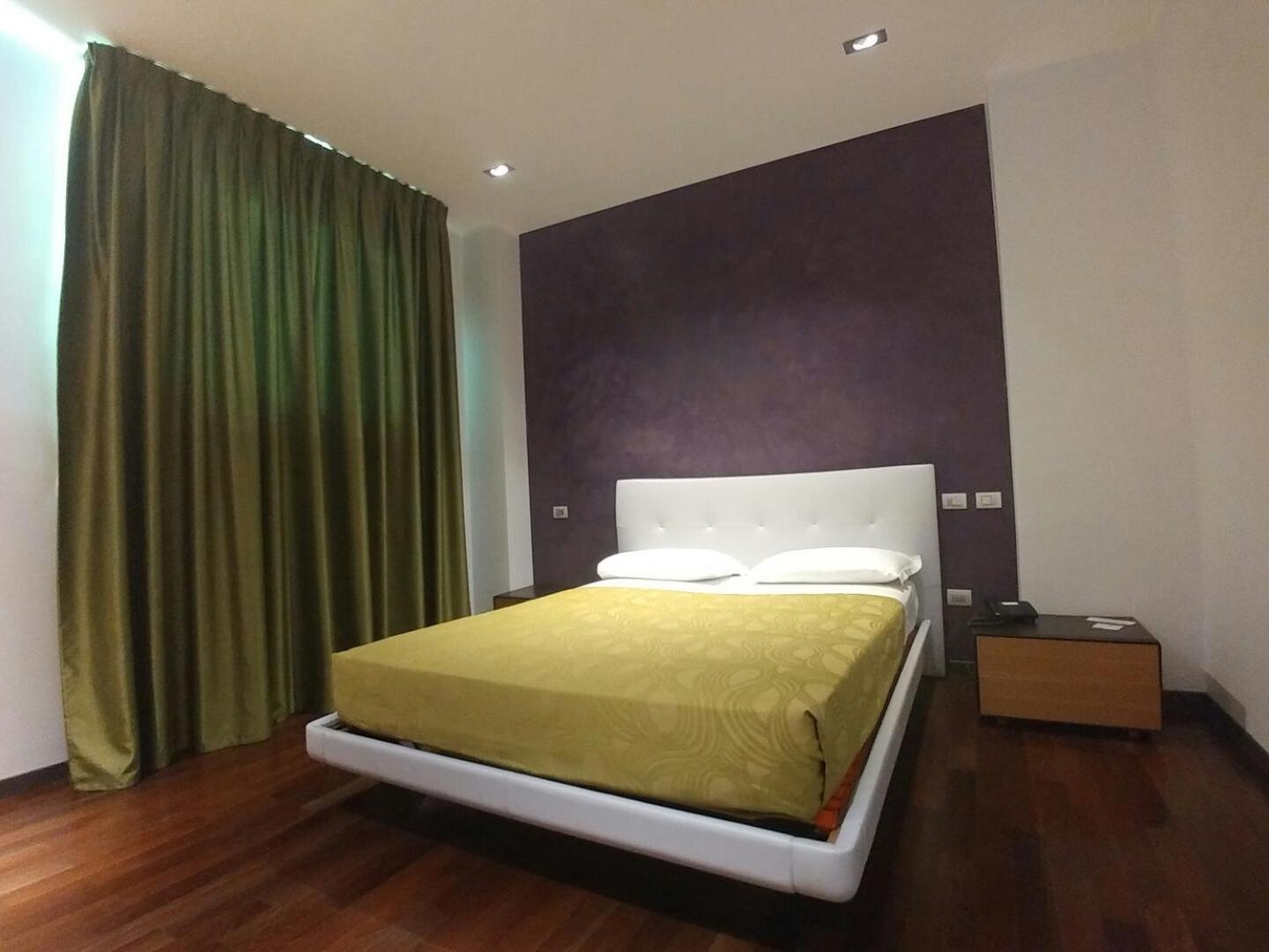 Standard Double or Twin Room - Photo 9