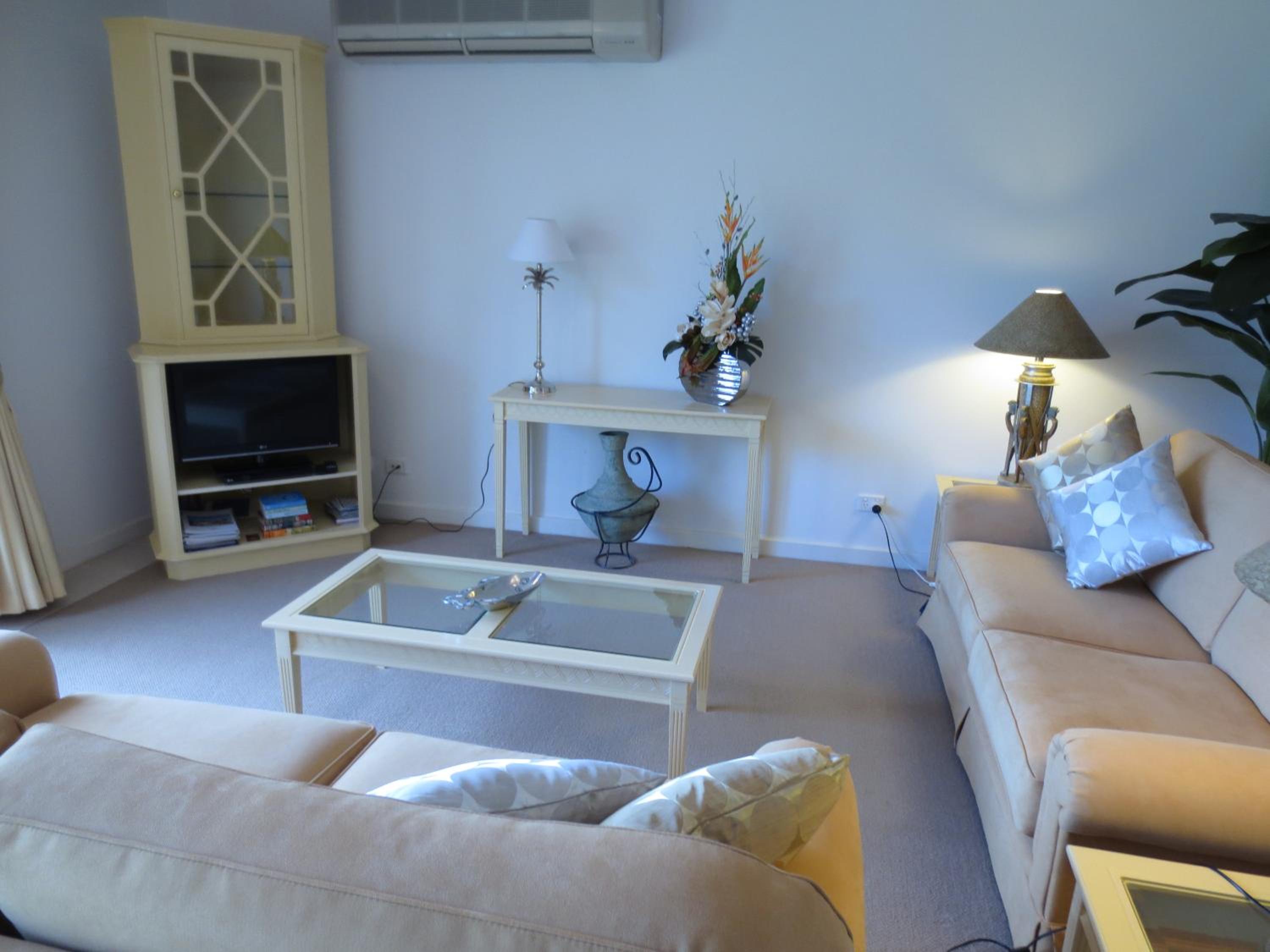 One-Bedroom Apartment with Park View photo 2