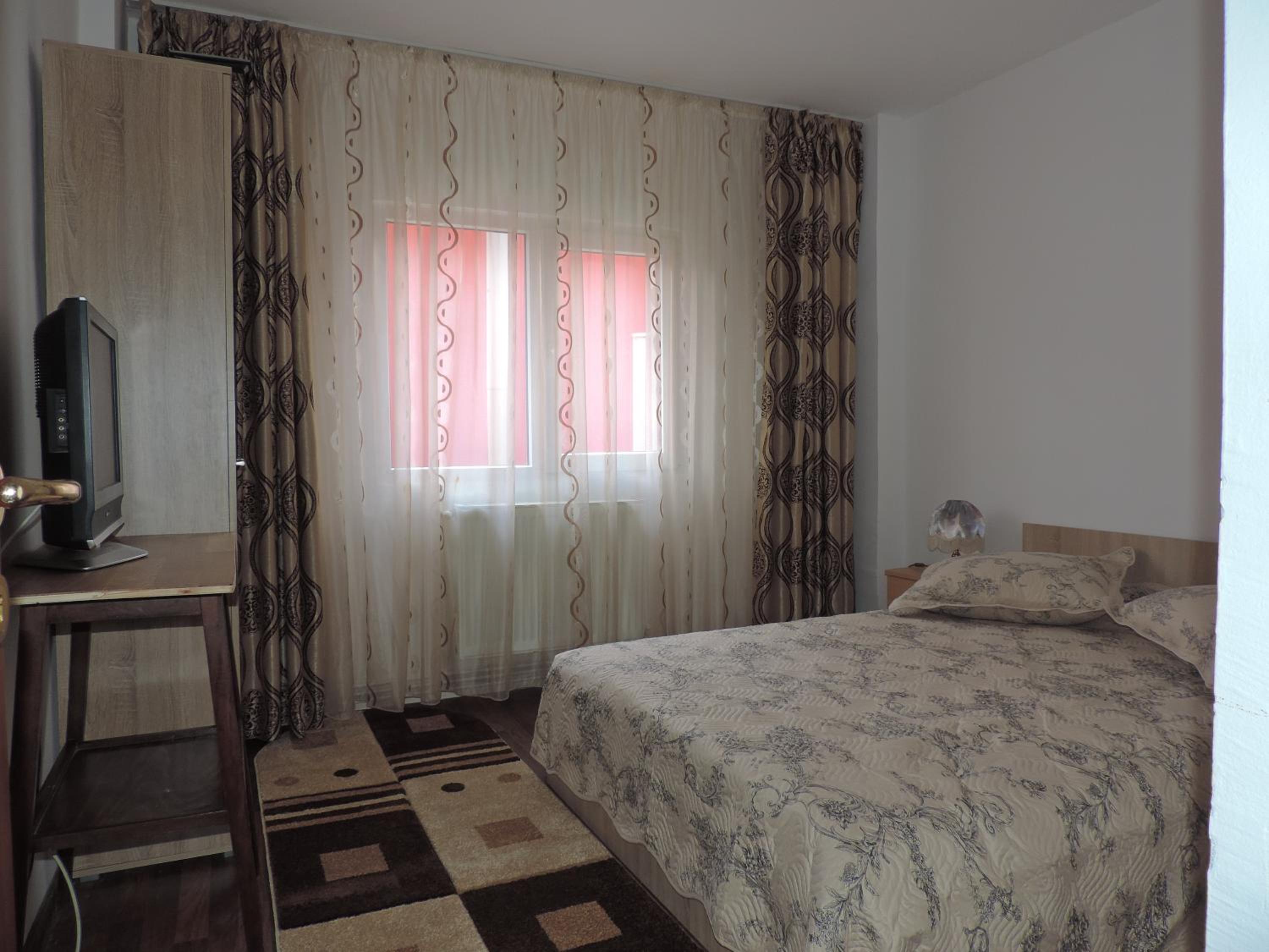 One-Bedroom Apartment - Photo 3