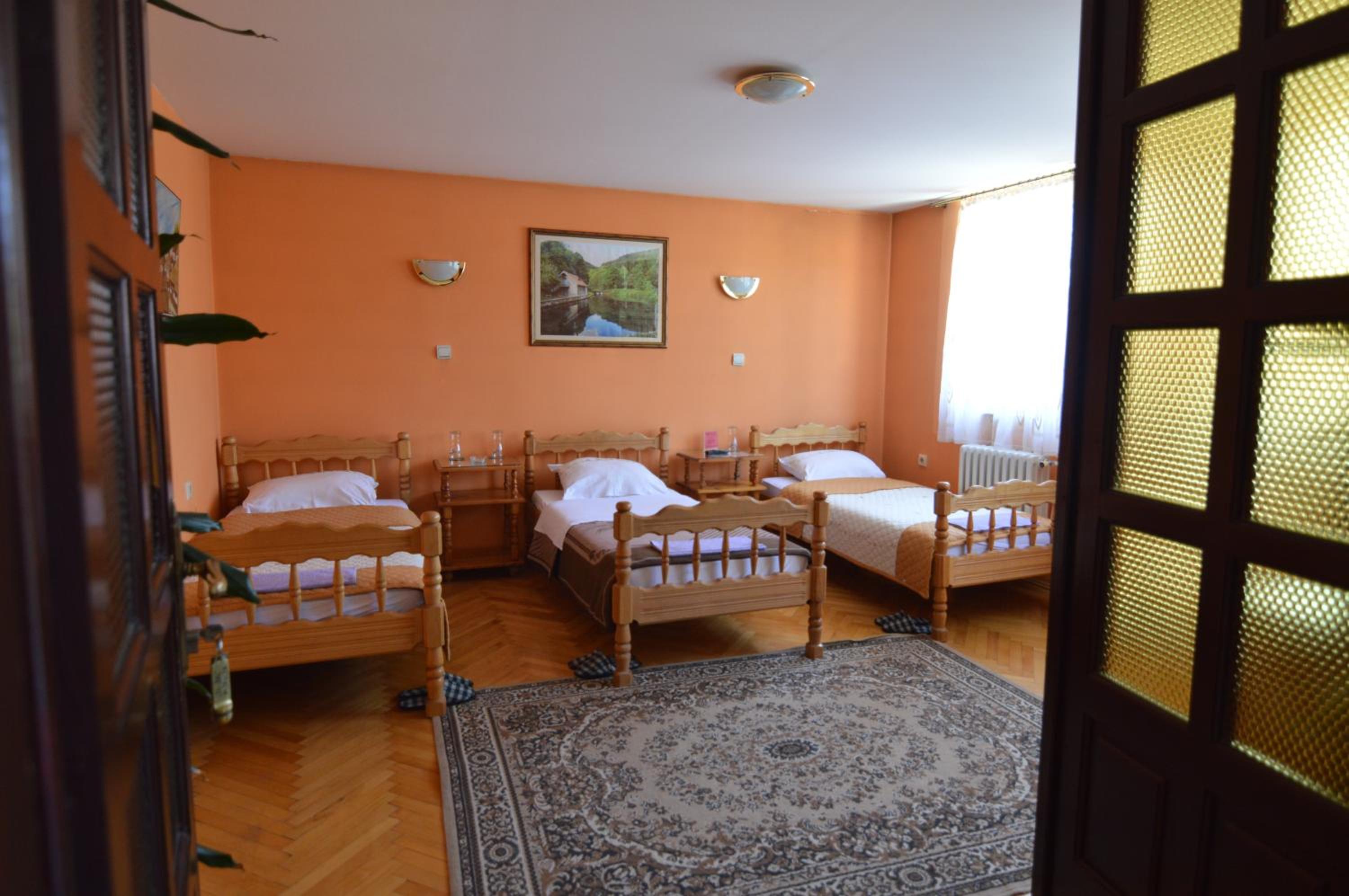 Economy Triple Room photo 2