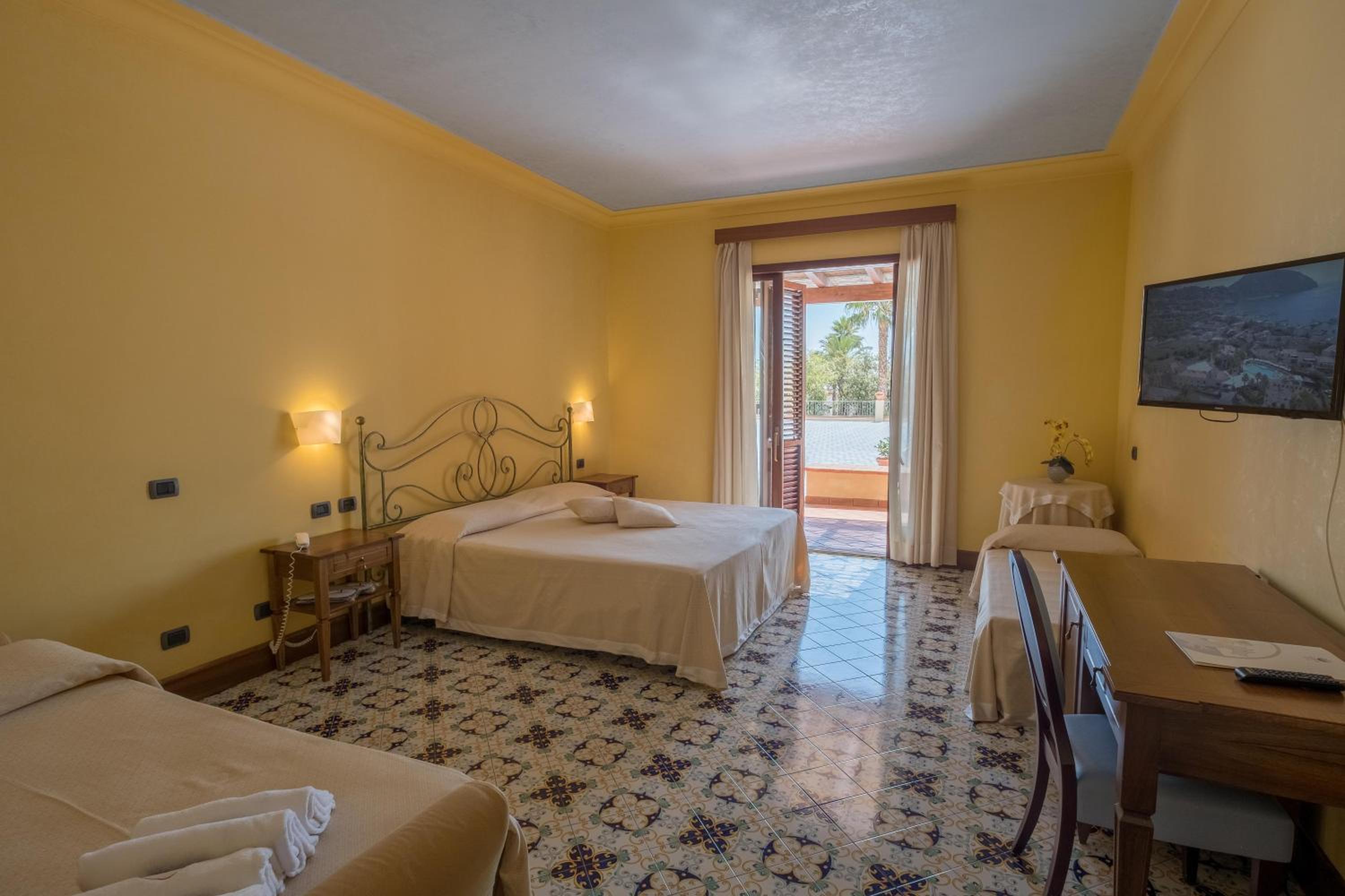 Quadruple Room - Photo 3