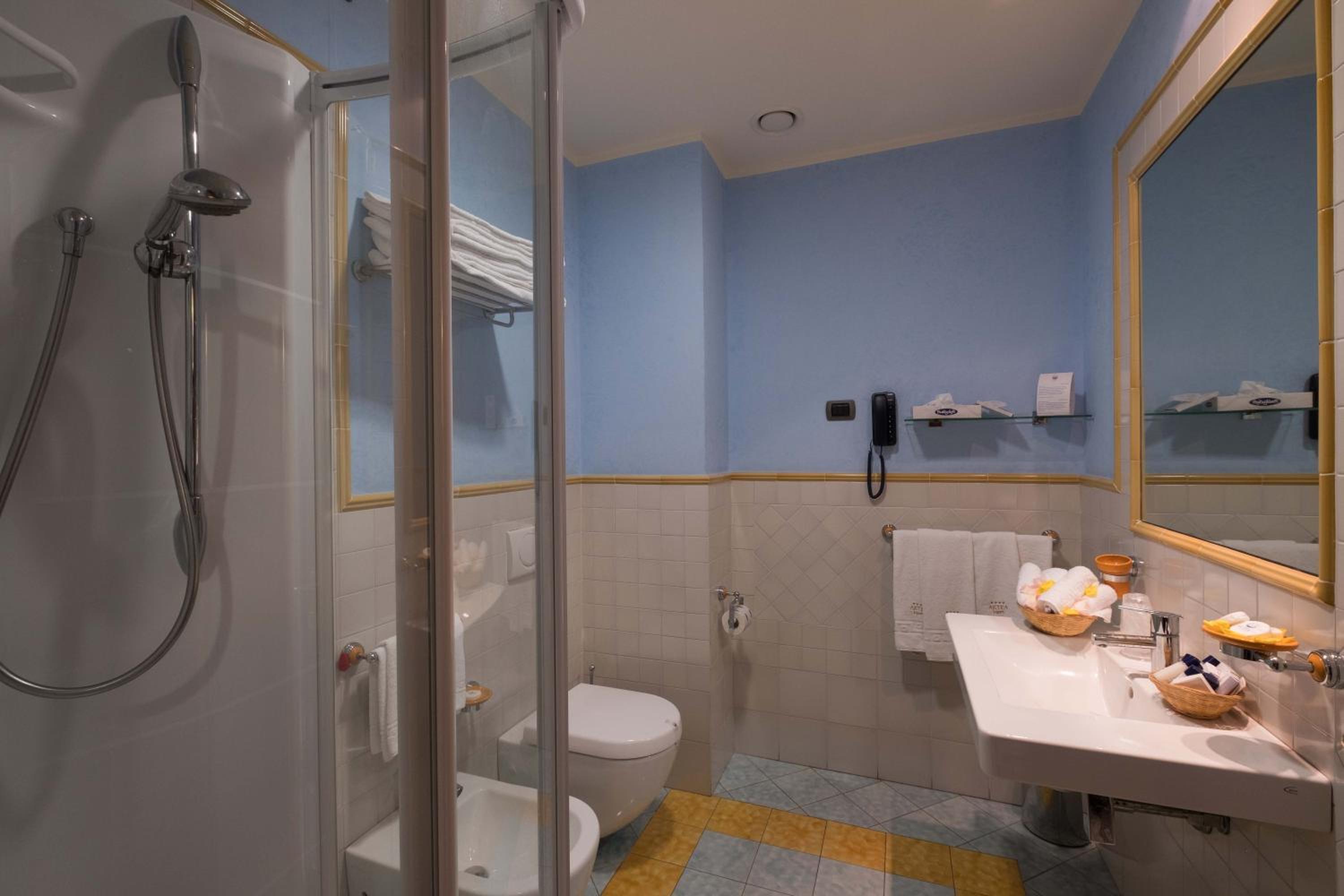 Quadruple Room - Photo 6