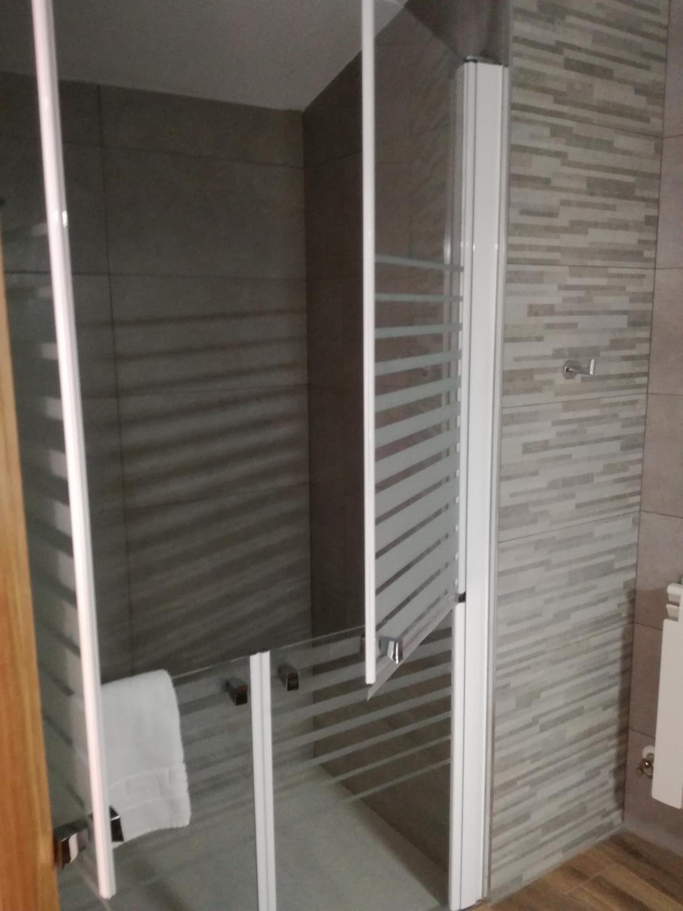 Twin Room with Private Bathroom - Disability Access - Ground Floor photo 3