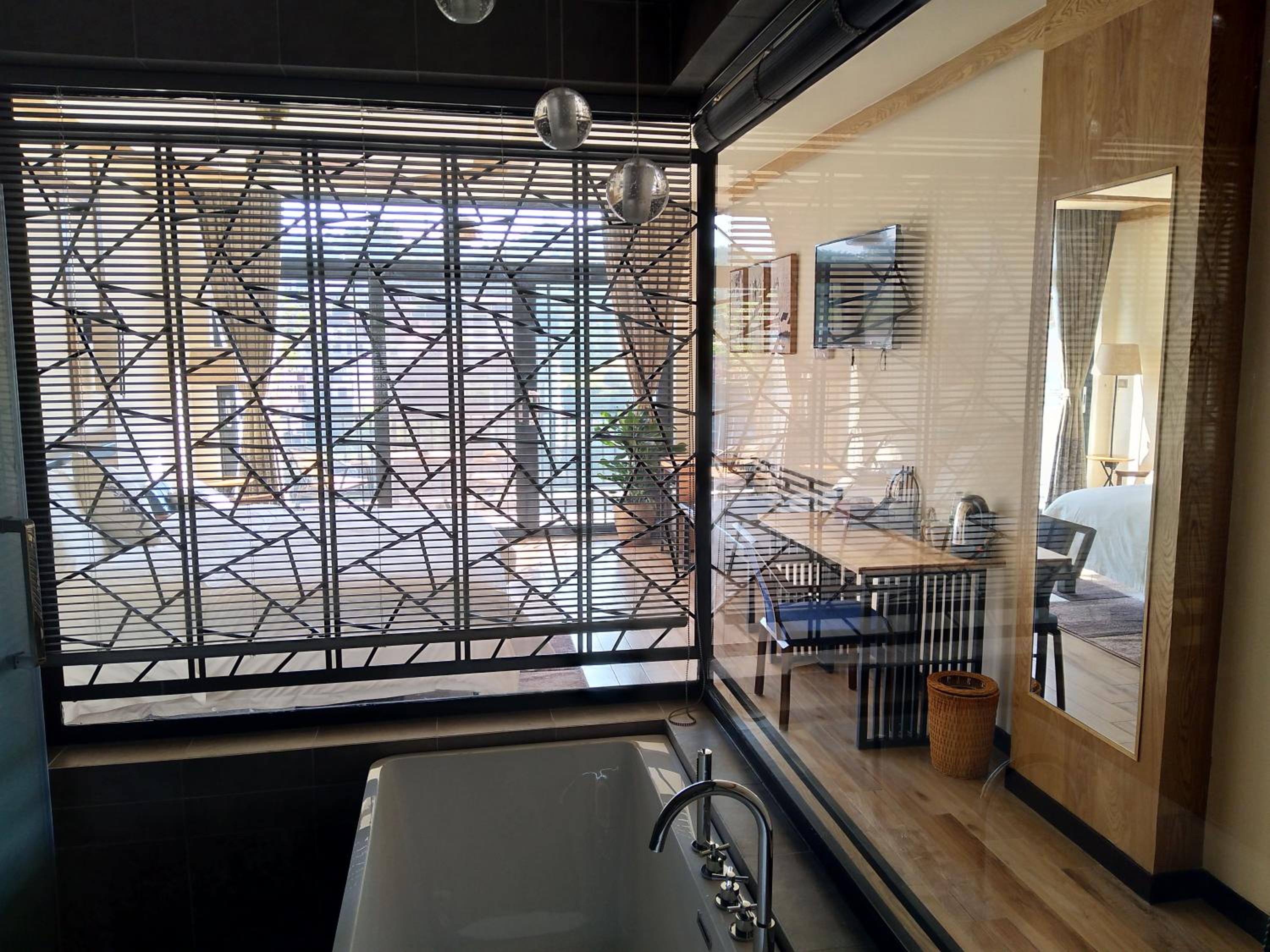 Deluxe Pool View - Photo 3