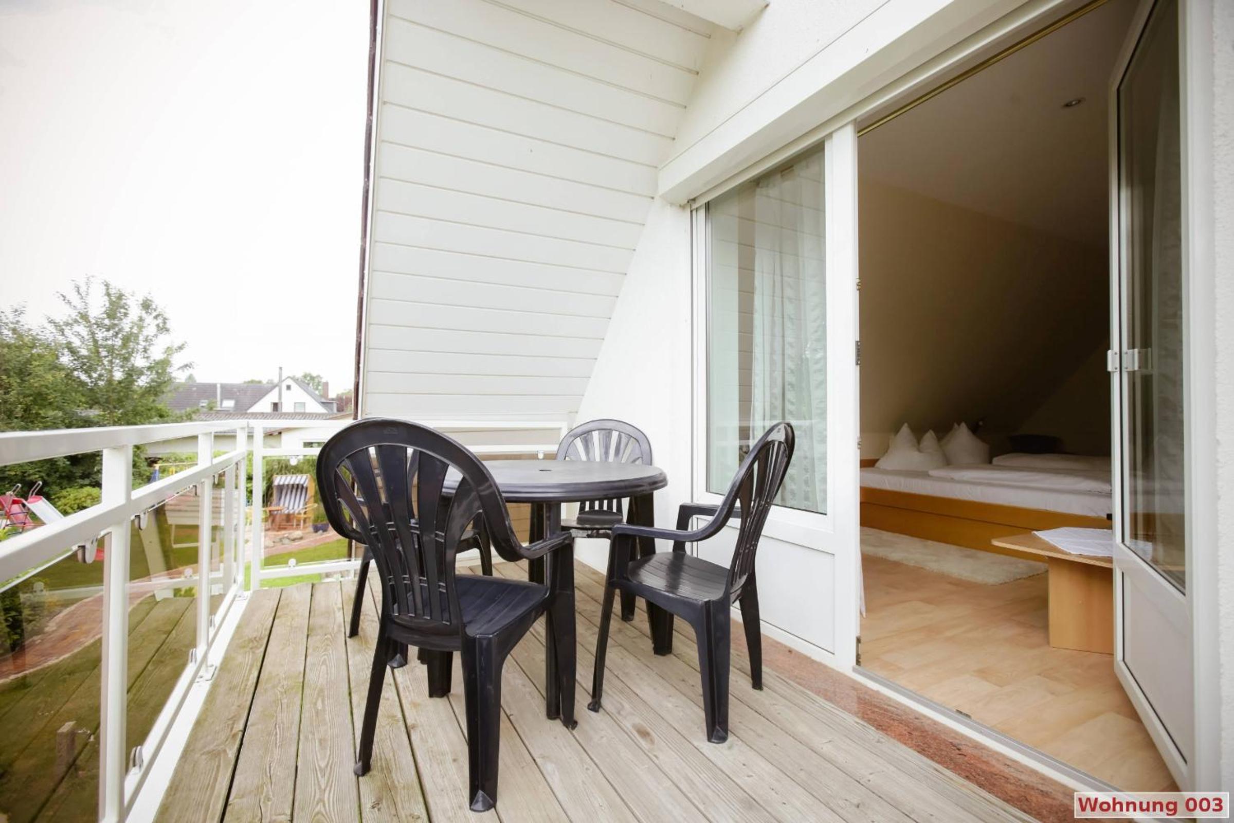 Apartment with Balcony - Photo 2