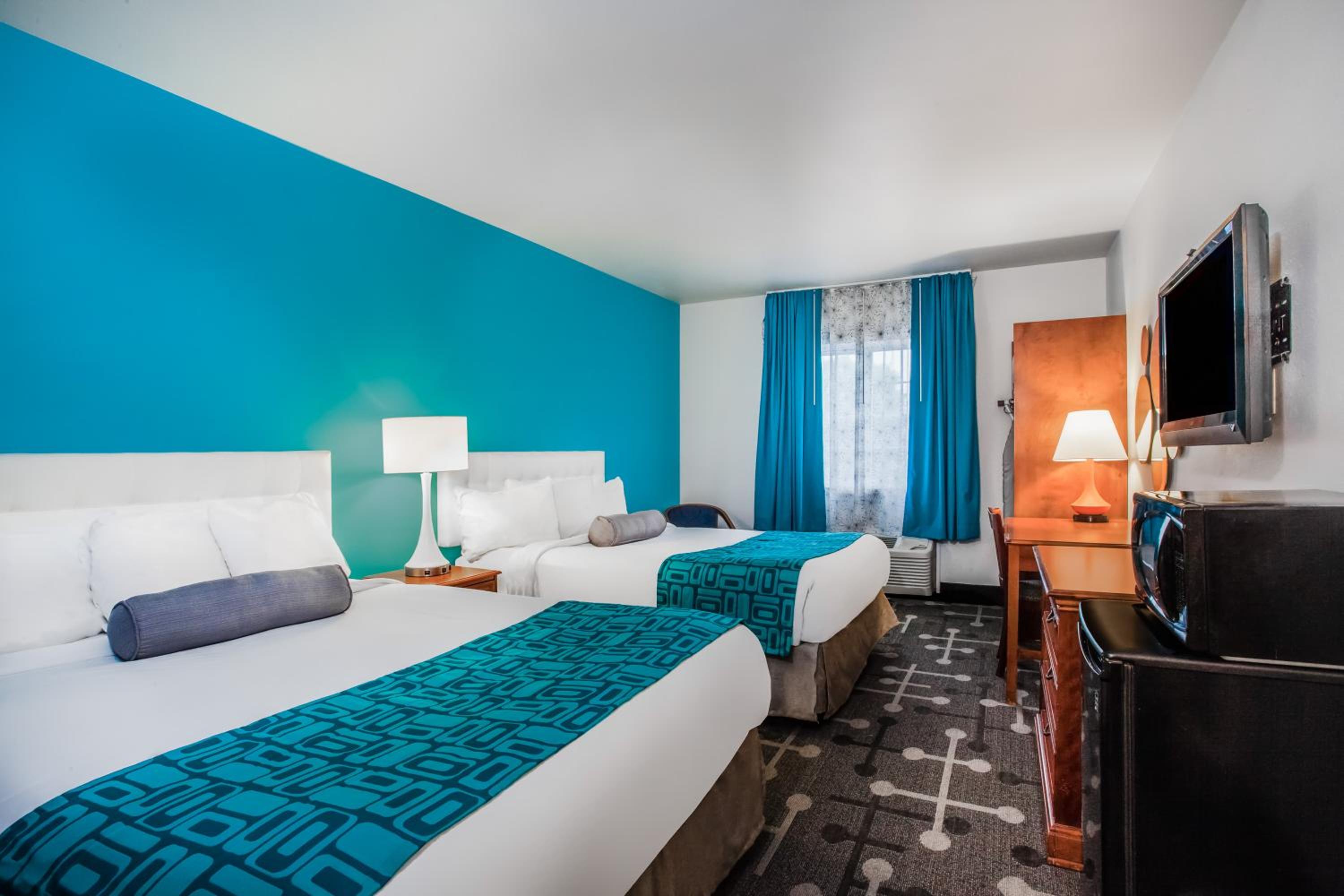 Queen Room with Two Queen Beds - Non-Smoking - Photo 4