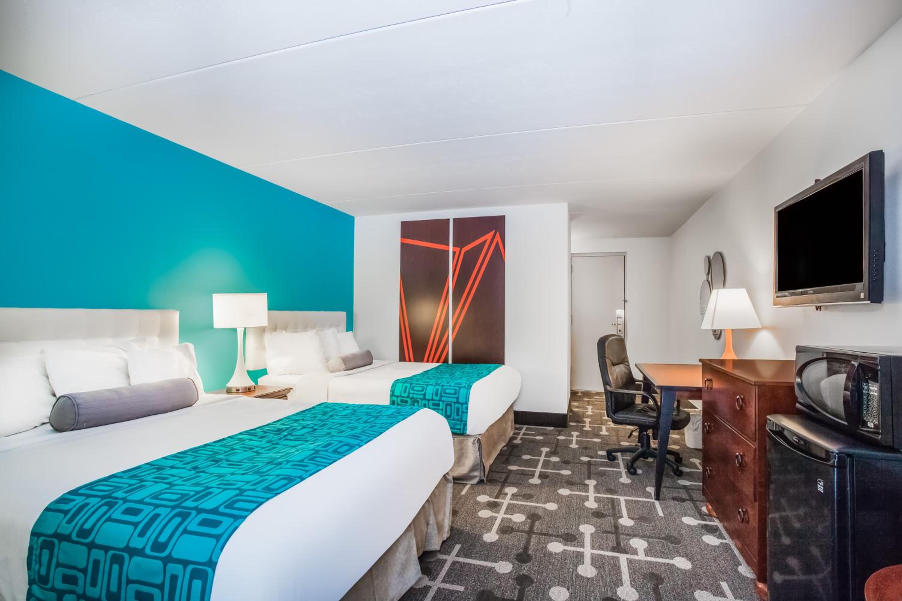 Deluxe Queen Room with Two Queen Beds - Non-Smoking - Photo 4