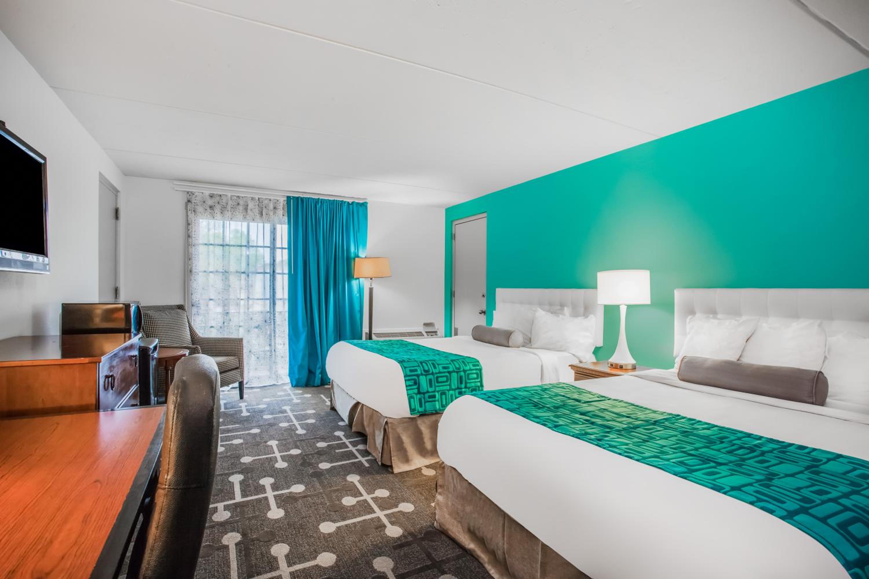 Deluxe Queen Room with Two Queen Beds - Non-Smoking - Photo 2