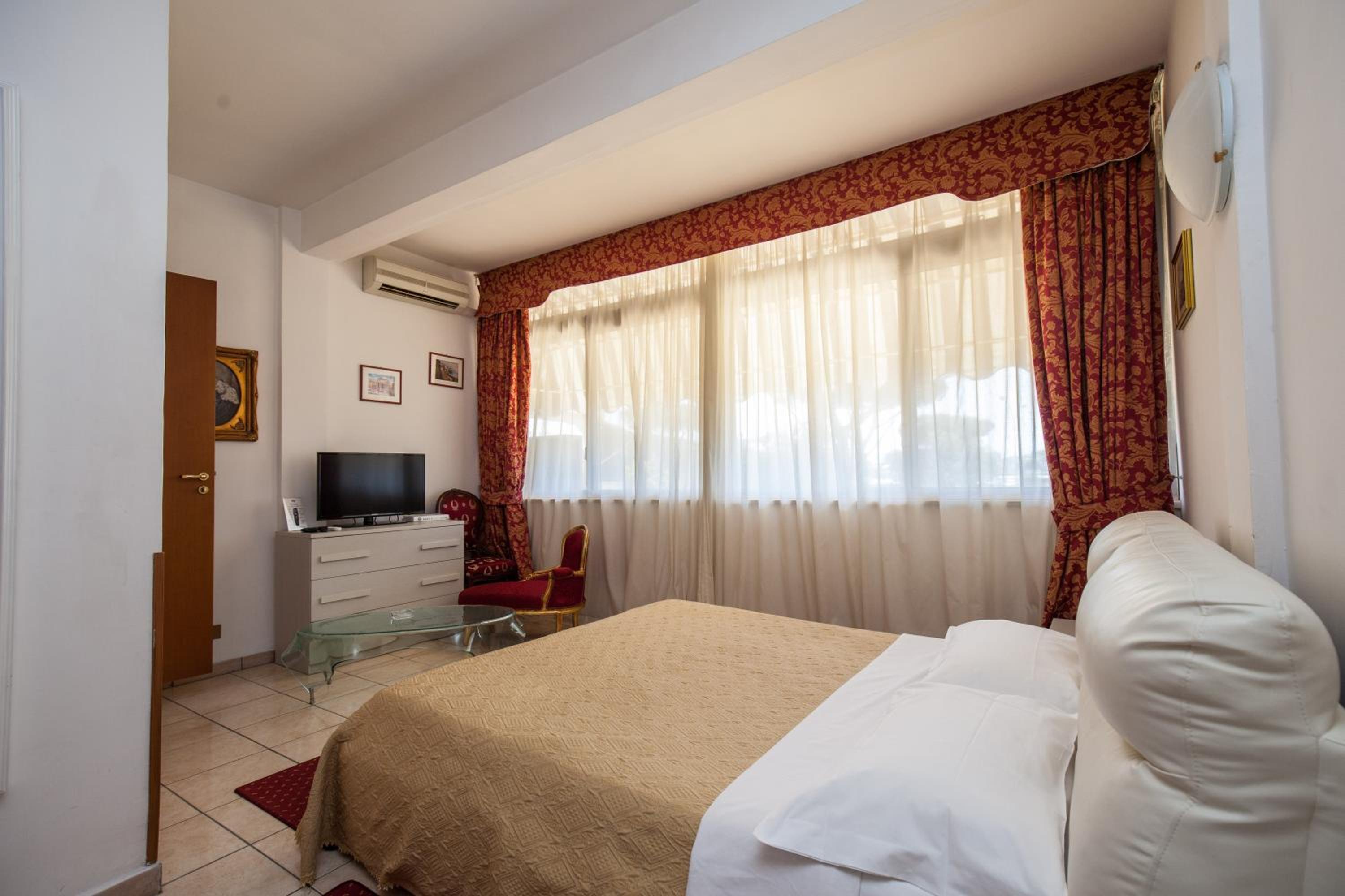 Double or Twin Room - Photo 7