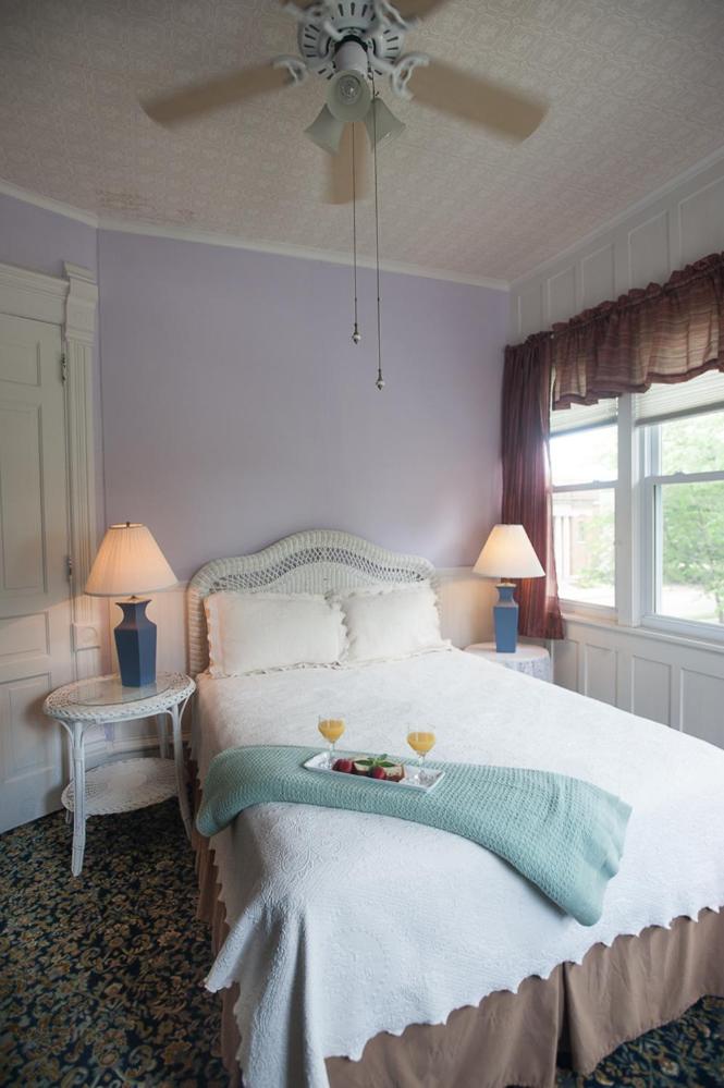 Queen Room photo 2