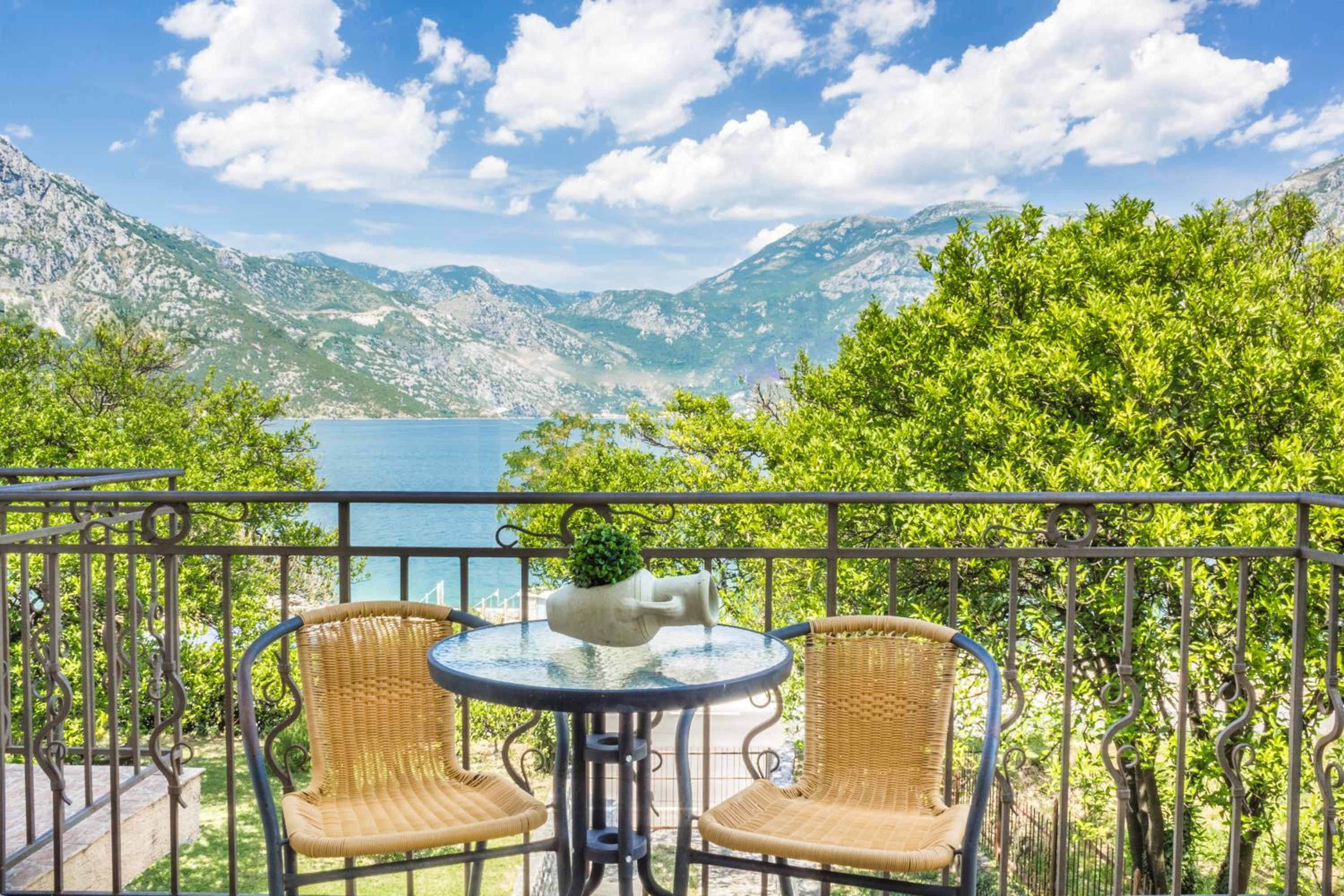 One-Bedroom Apartment with Balcony and Sea View photo 2