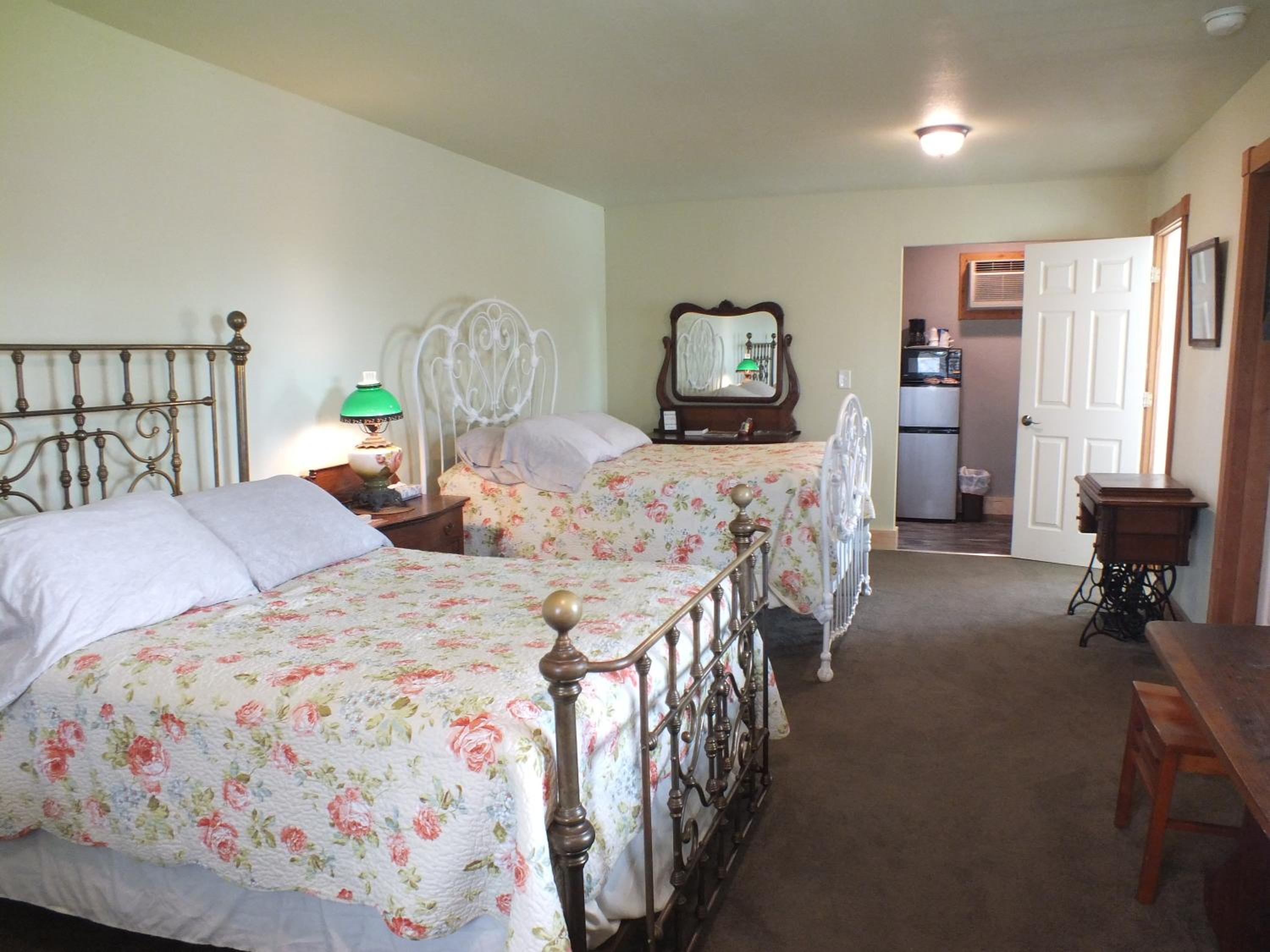 Double Room with Two Double Beds - Non-Smoking - Photo 4