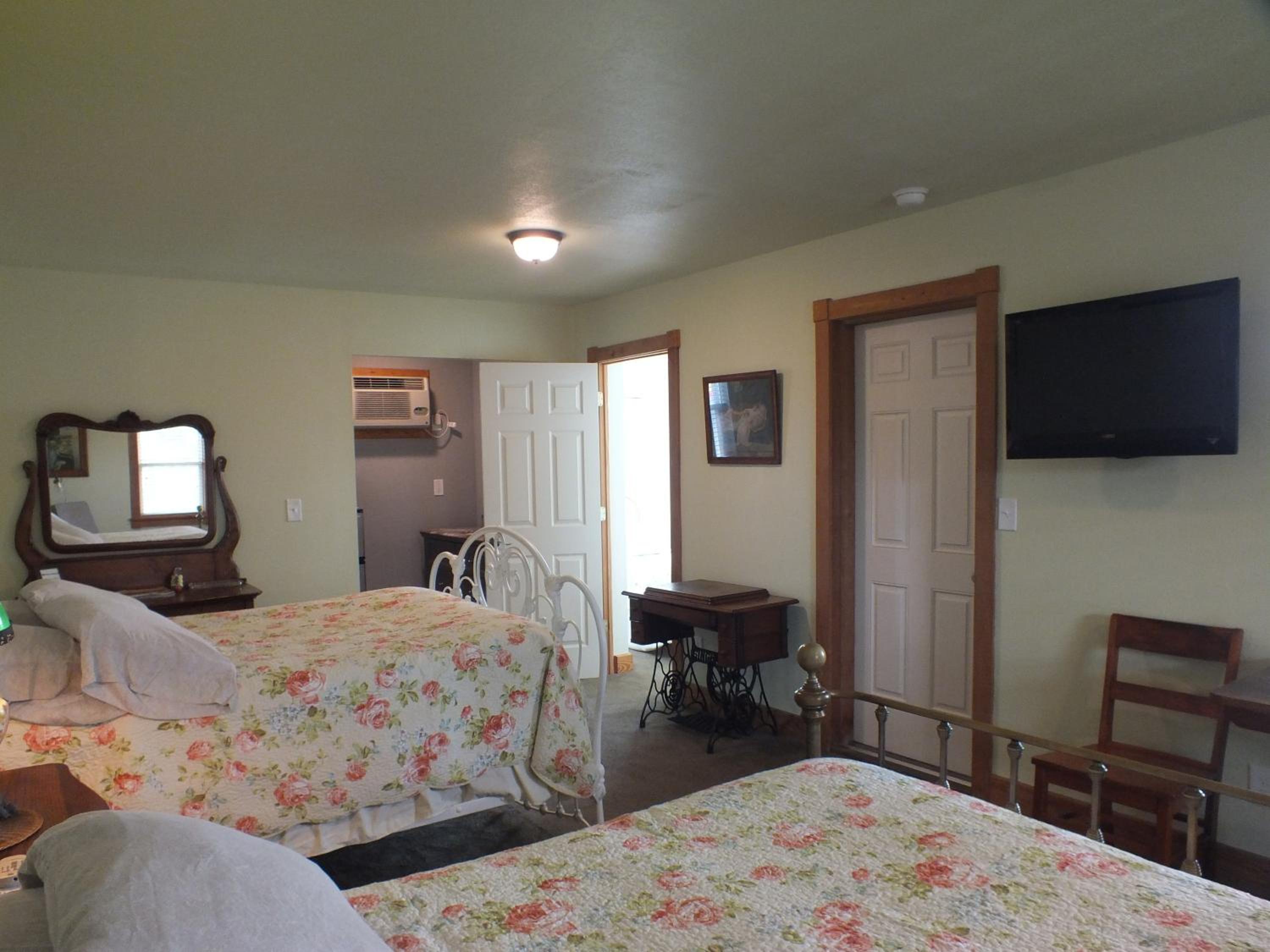Double Room with Two Double Beds - Non-Smoking - Photo 2