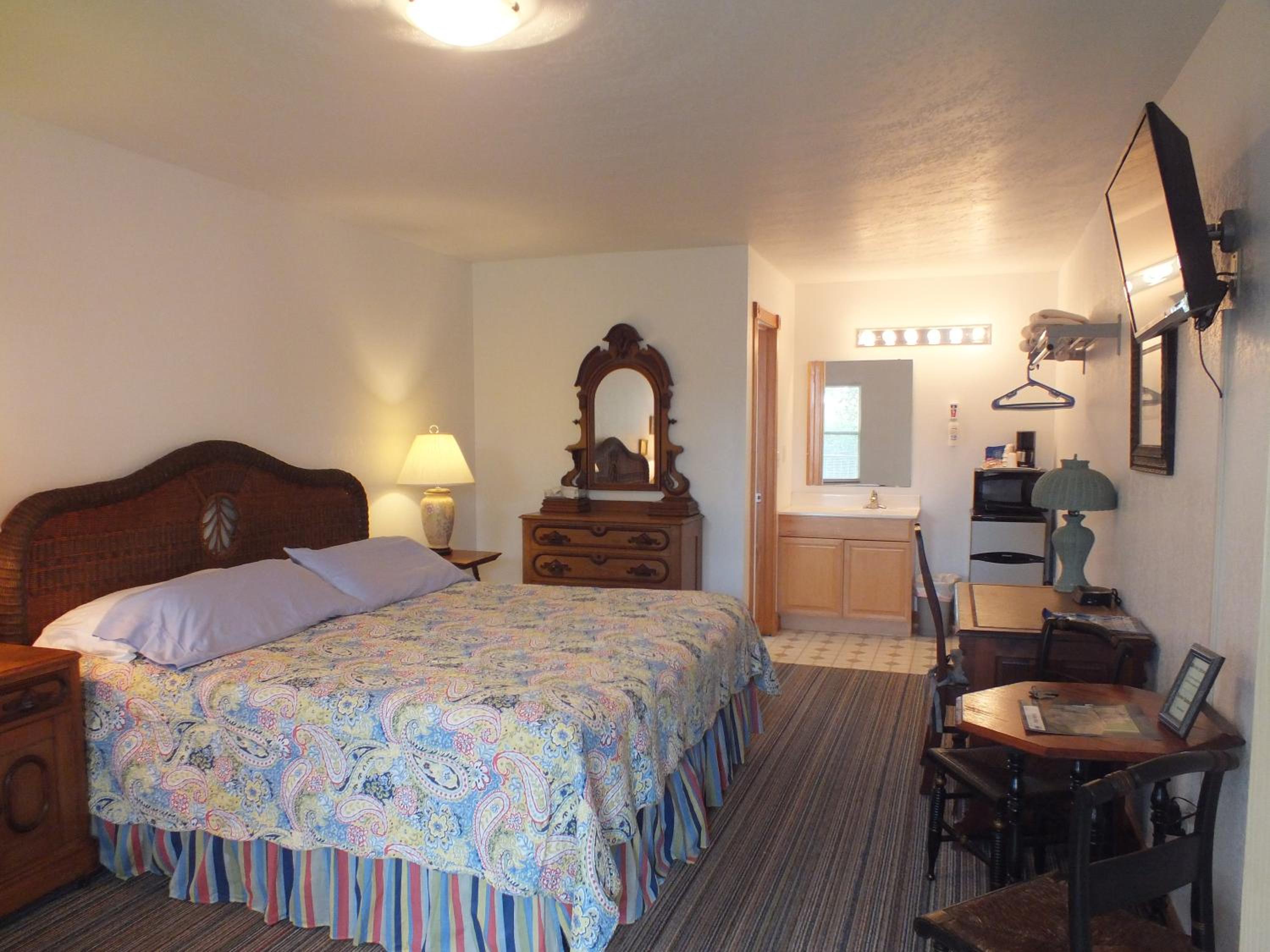 King Room - Non-Smoking - Photo 5
