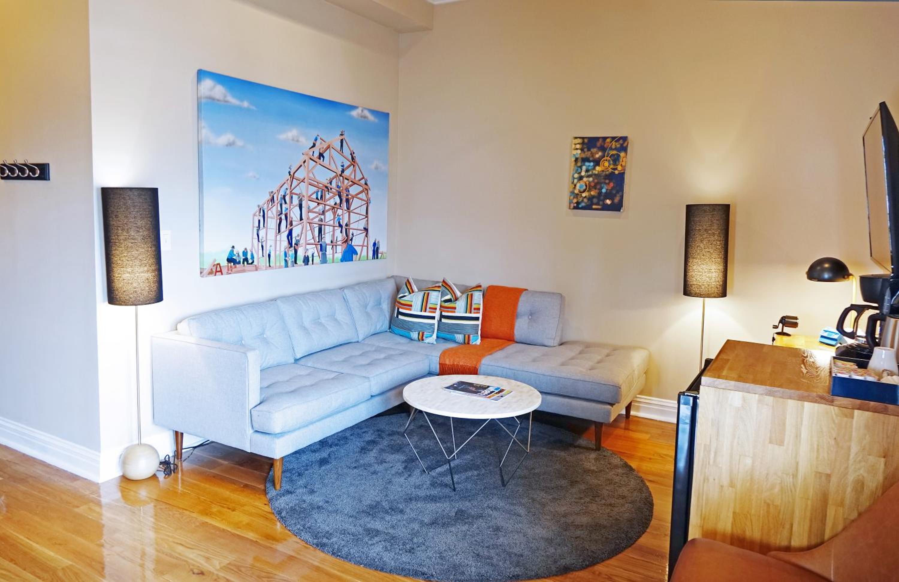 One-Bedroom Suite with Balcony - Photo 2