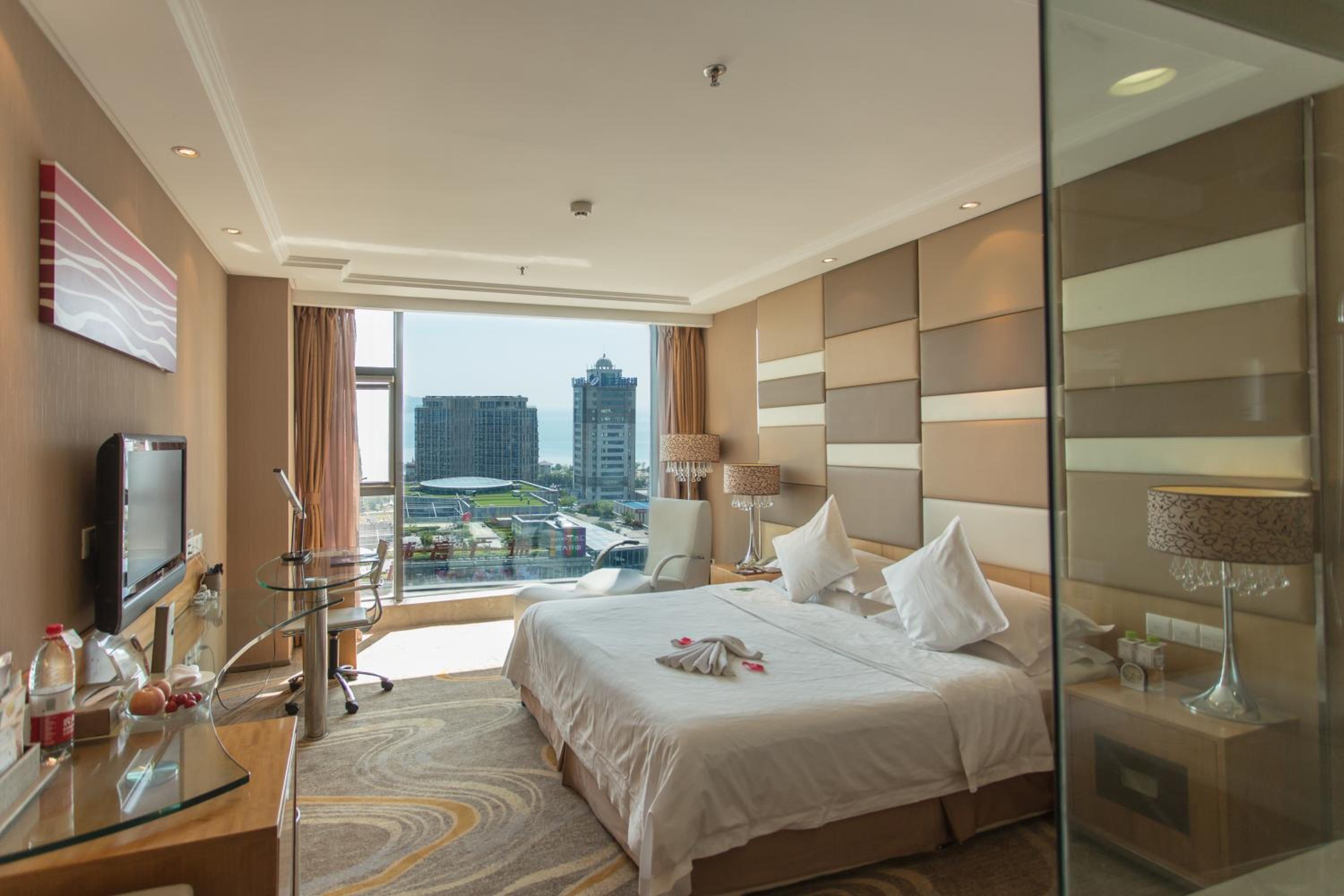 Elegant sea view king size bed photo 3