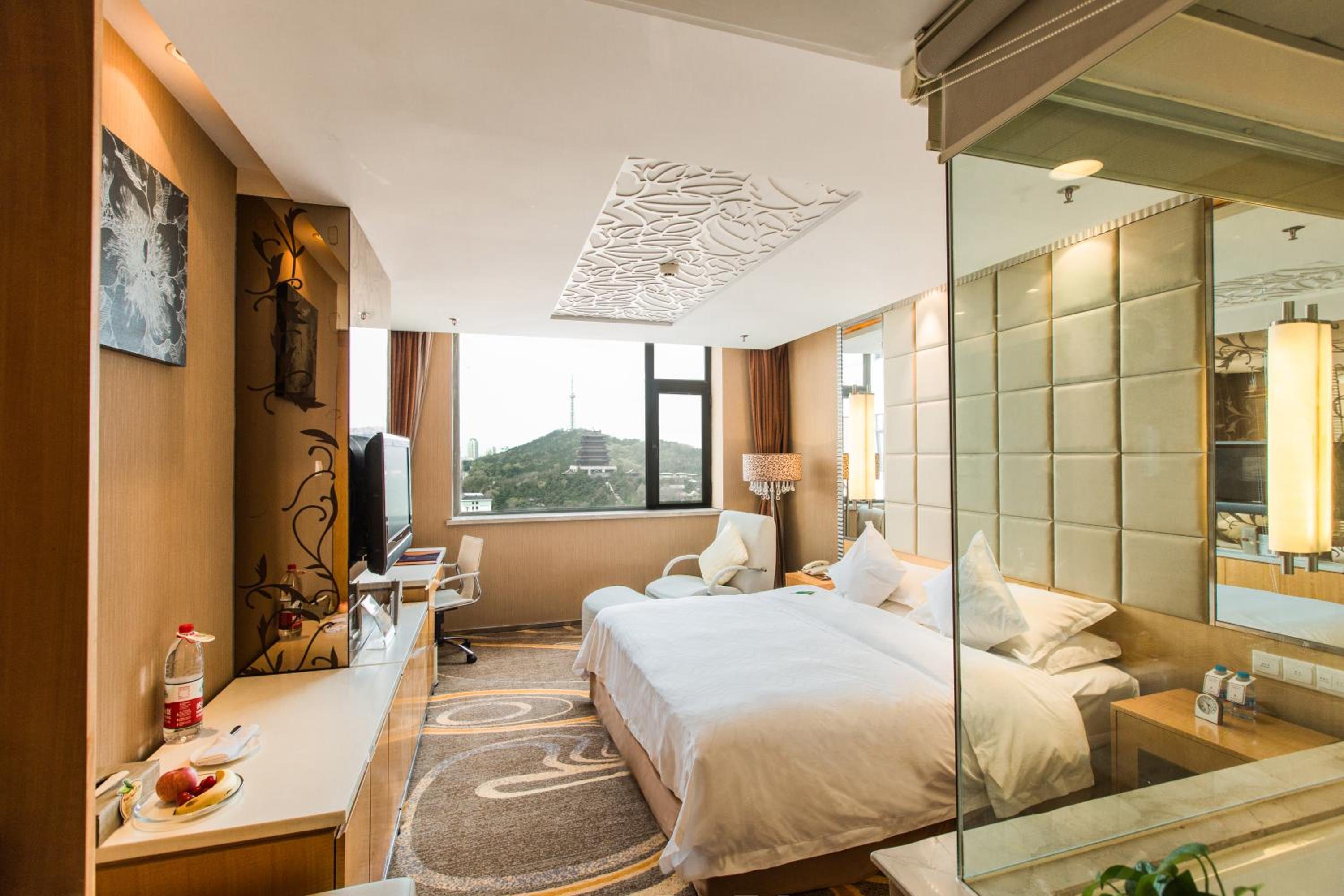 Charming King Bed photo 2