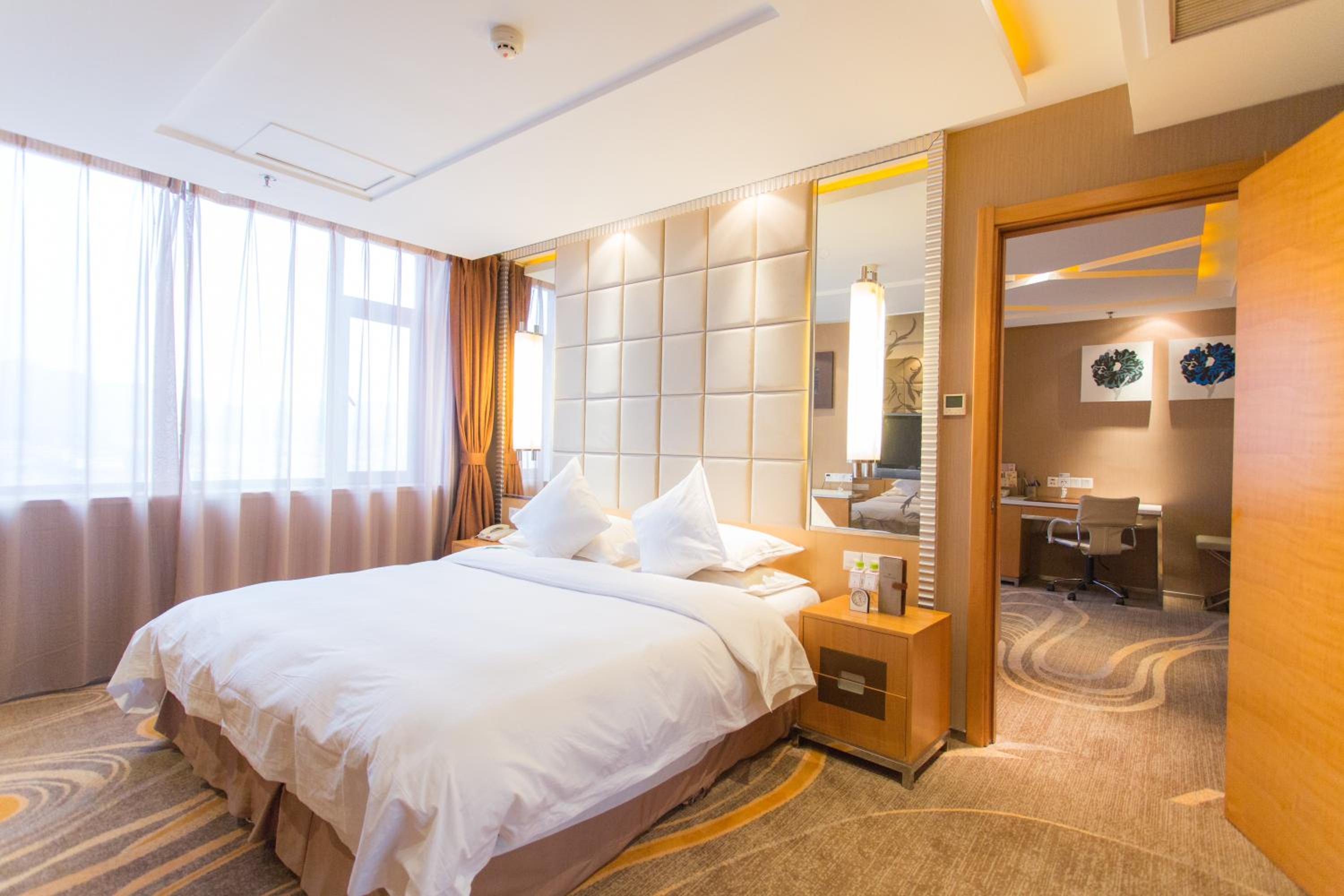 Elegant sea view king size bed