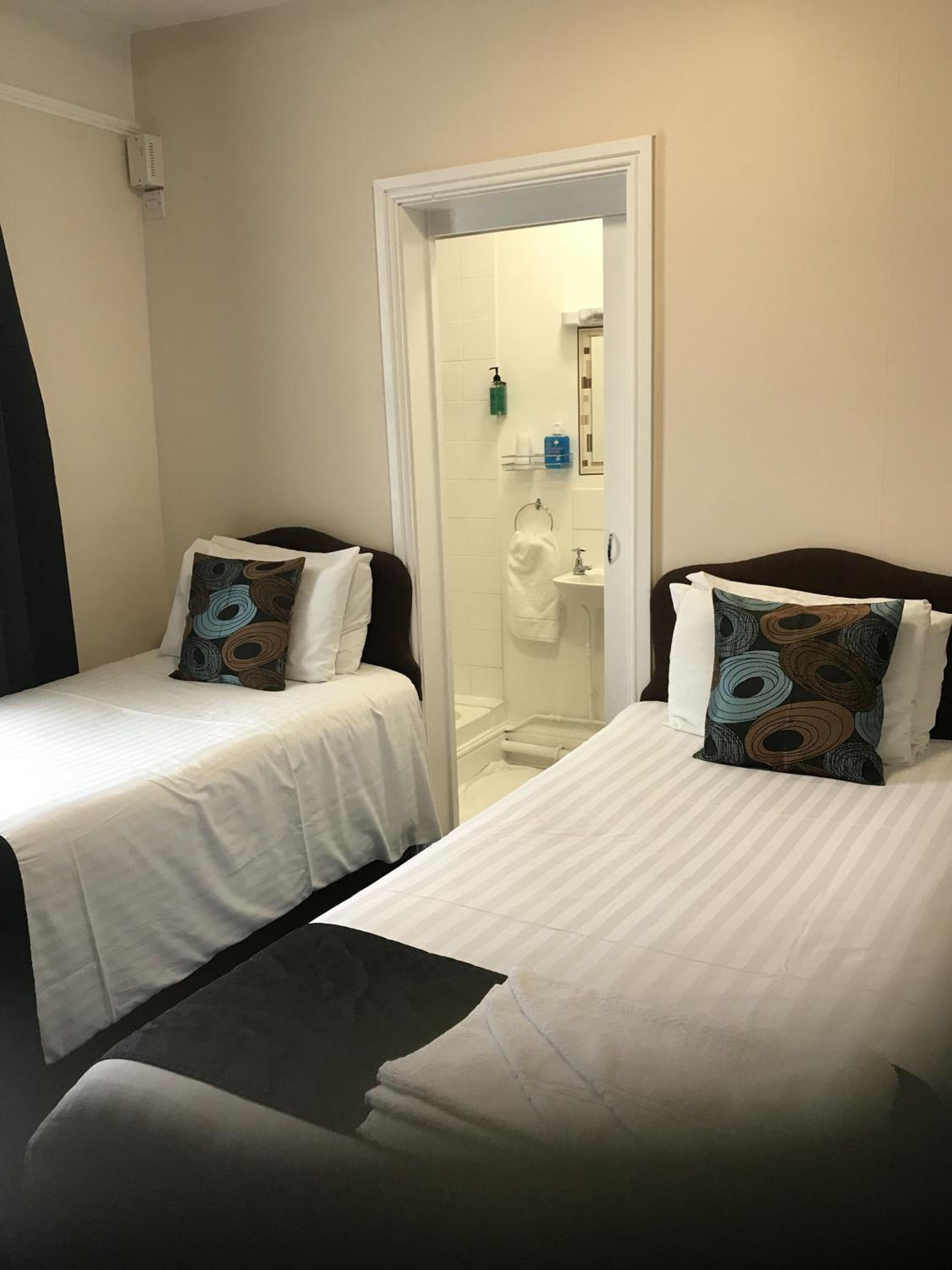 Twin Room with Private Bathroom - Photo 2