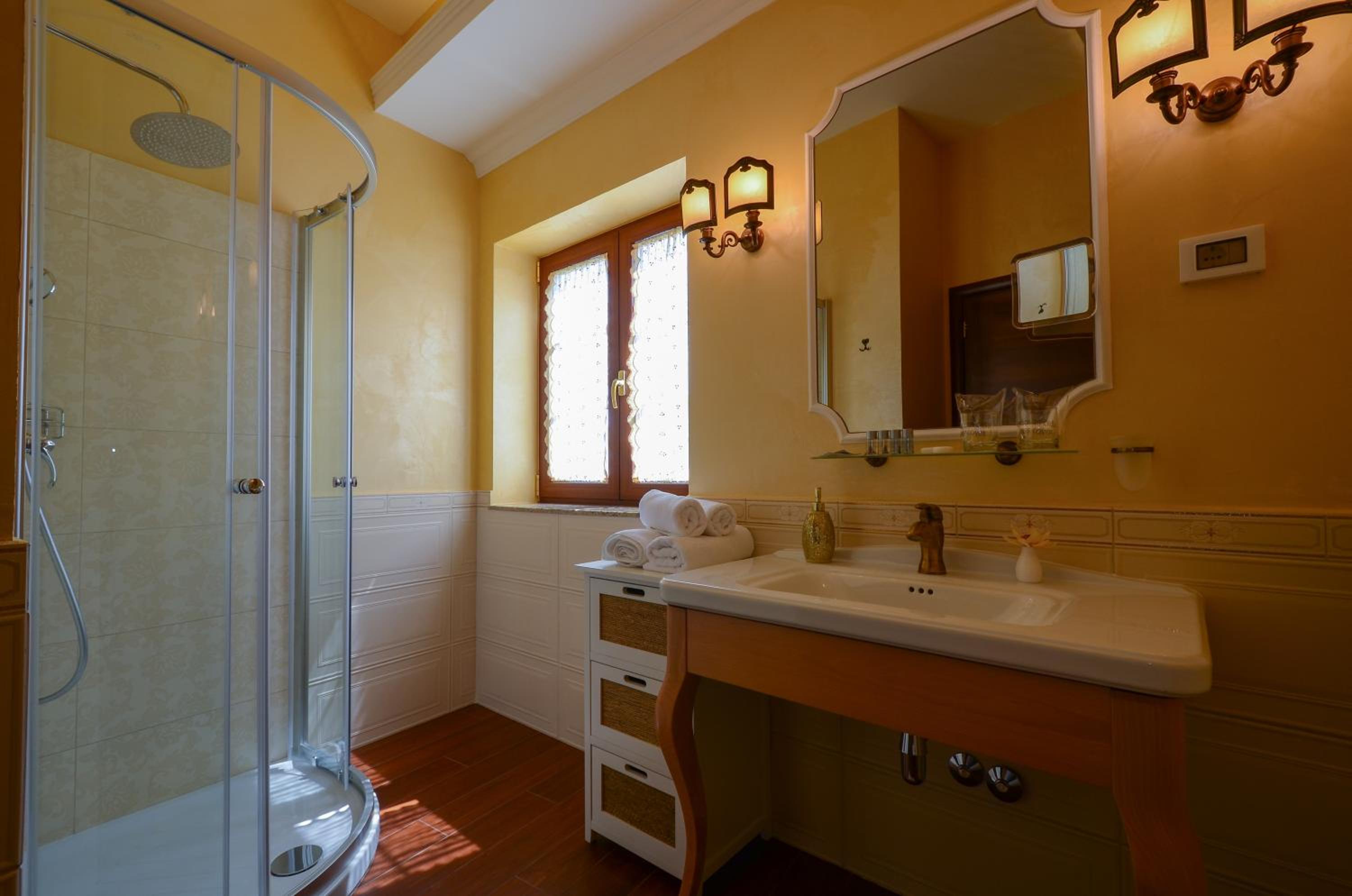 Deluxe King Room - Photo 2