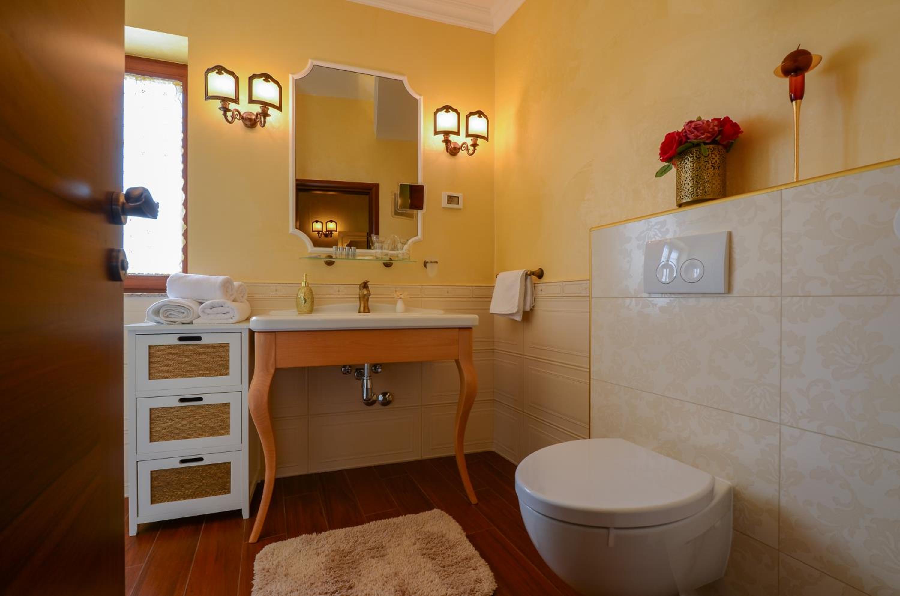 Deluxe King Room - Photo 3