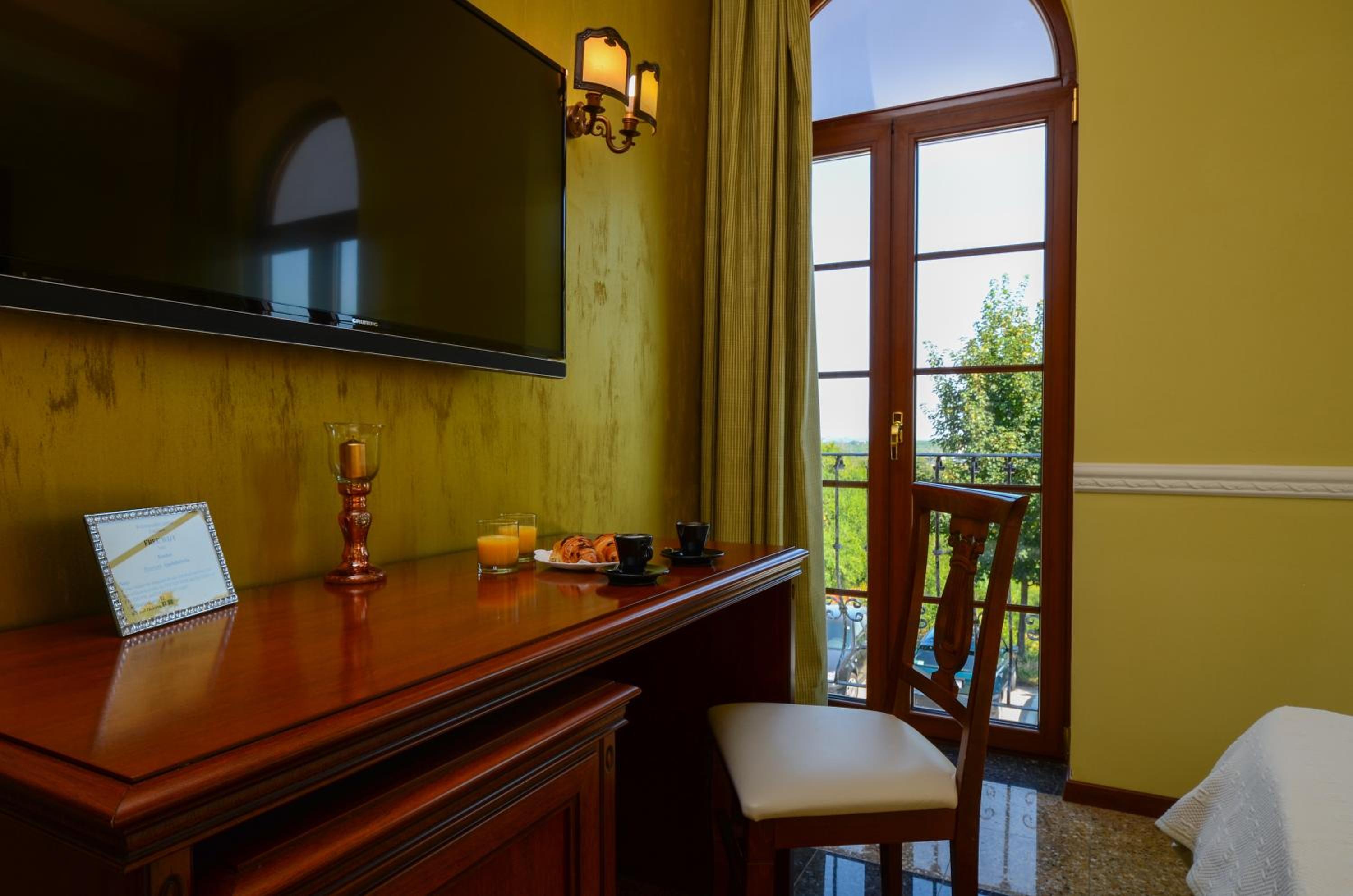 Deluxe King Room - Photo 4