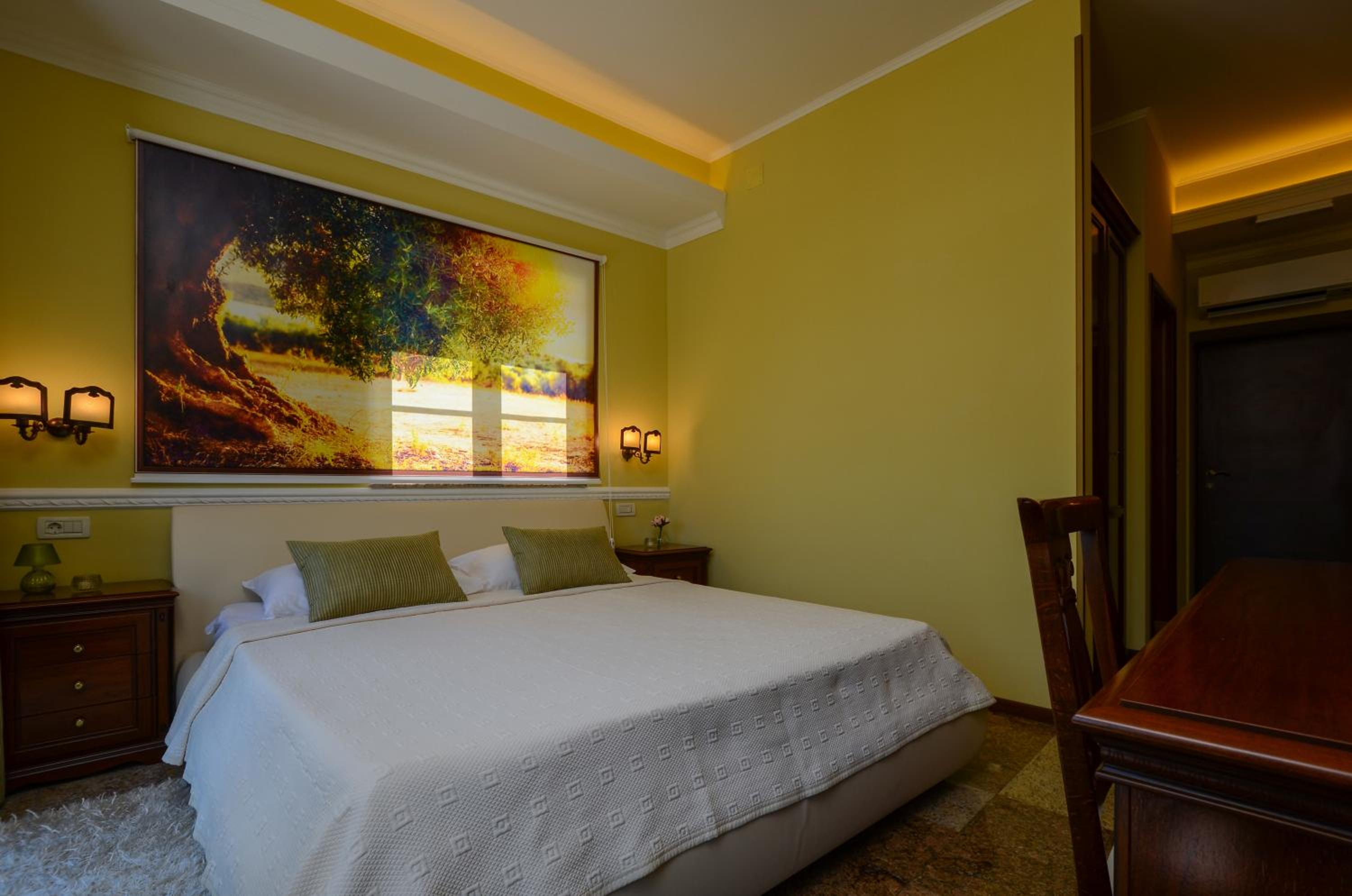 Deluxe King Room - Photo 5