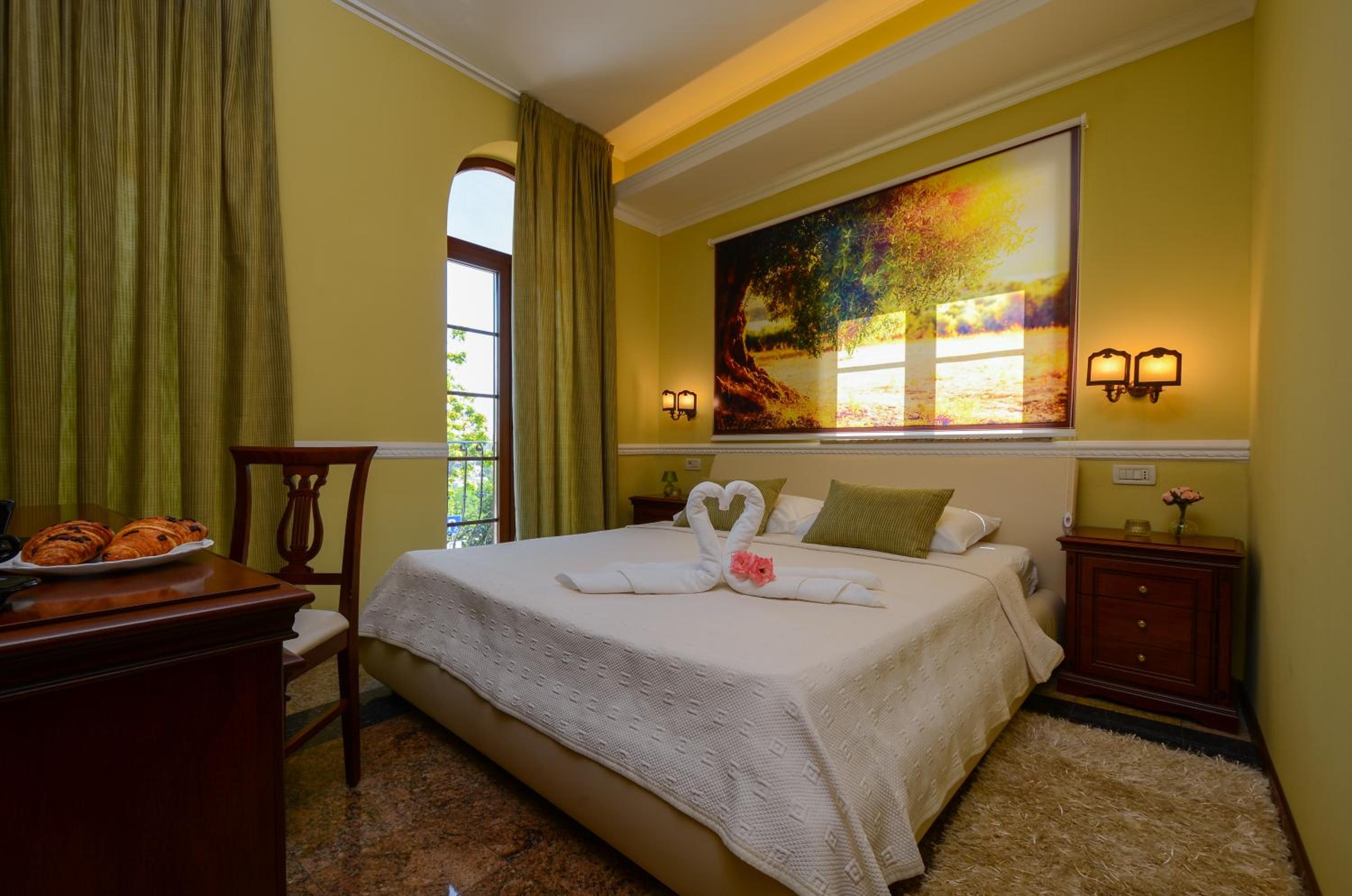 Deluxe King Room - Photo 1