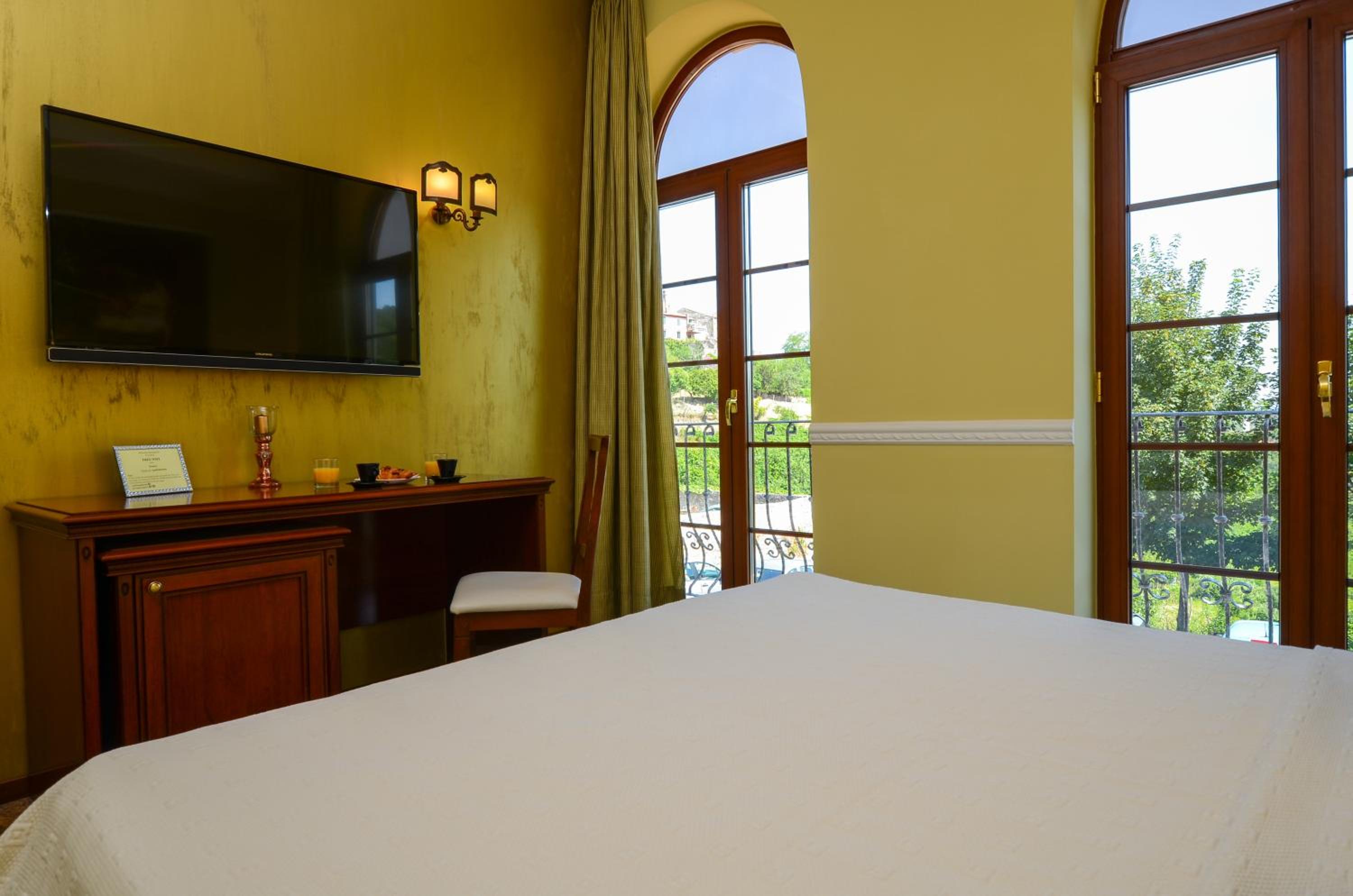 Deluxe King Room - Photo 6
