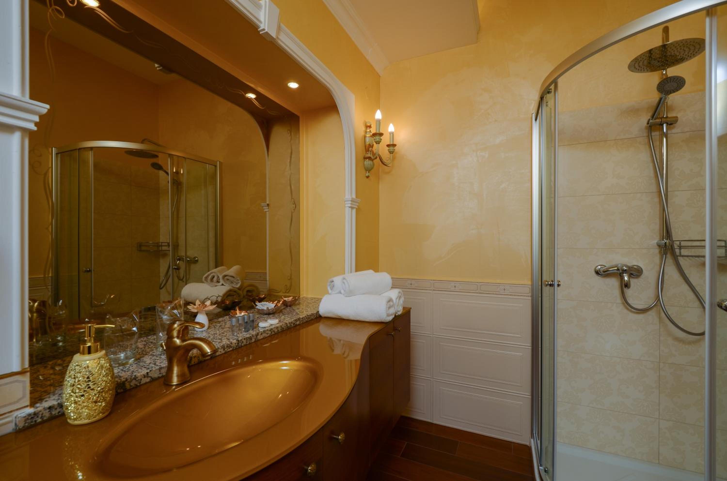 Deluxe King Room - Photo 7