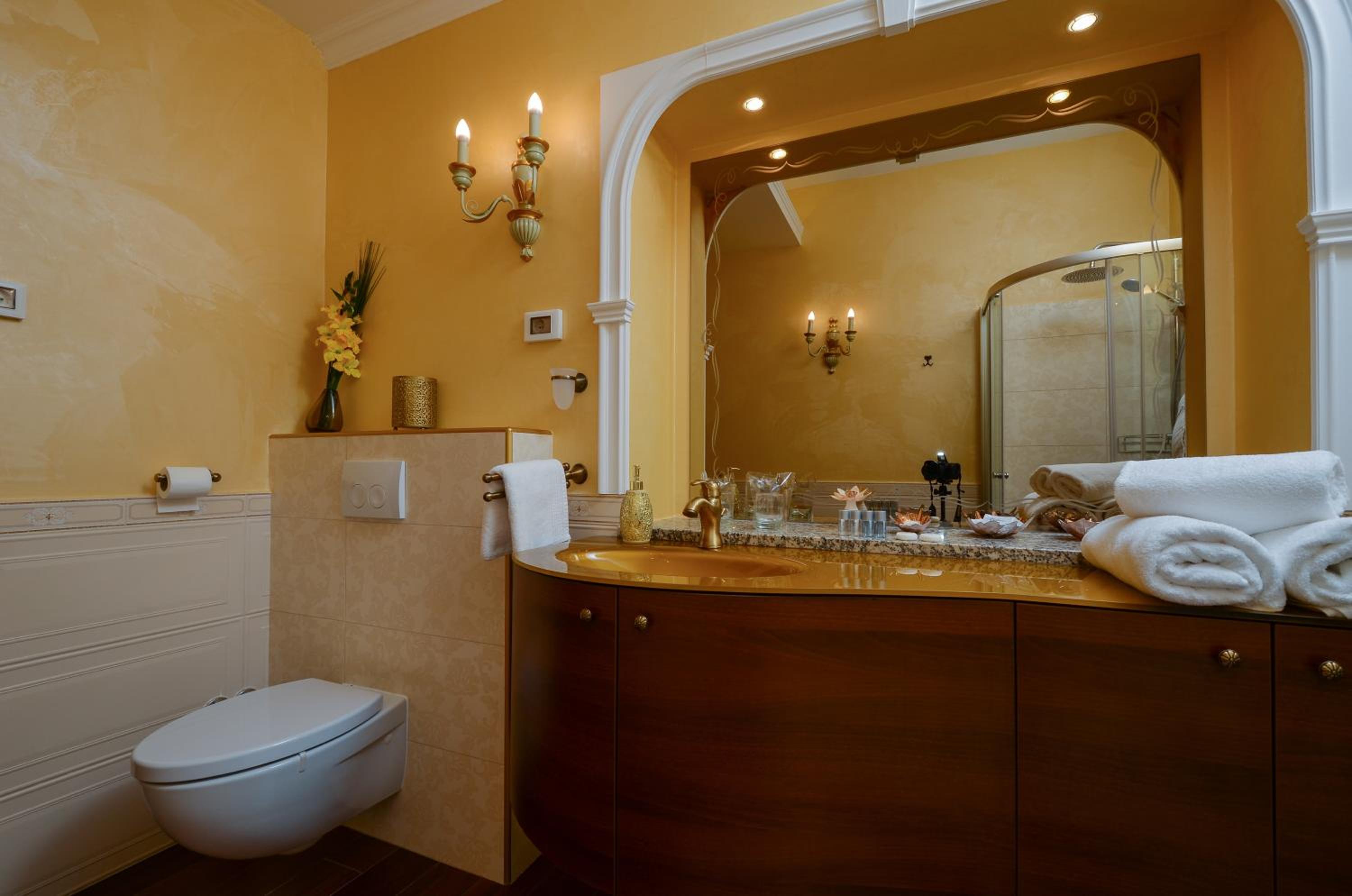 Deluxe King Room - Photo 8