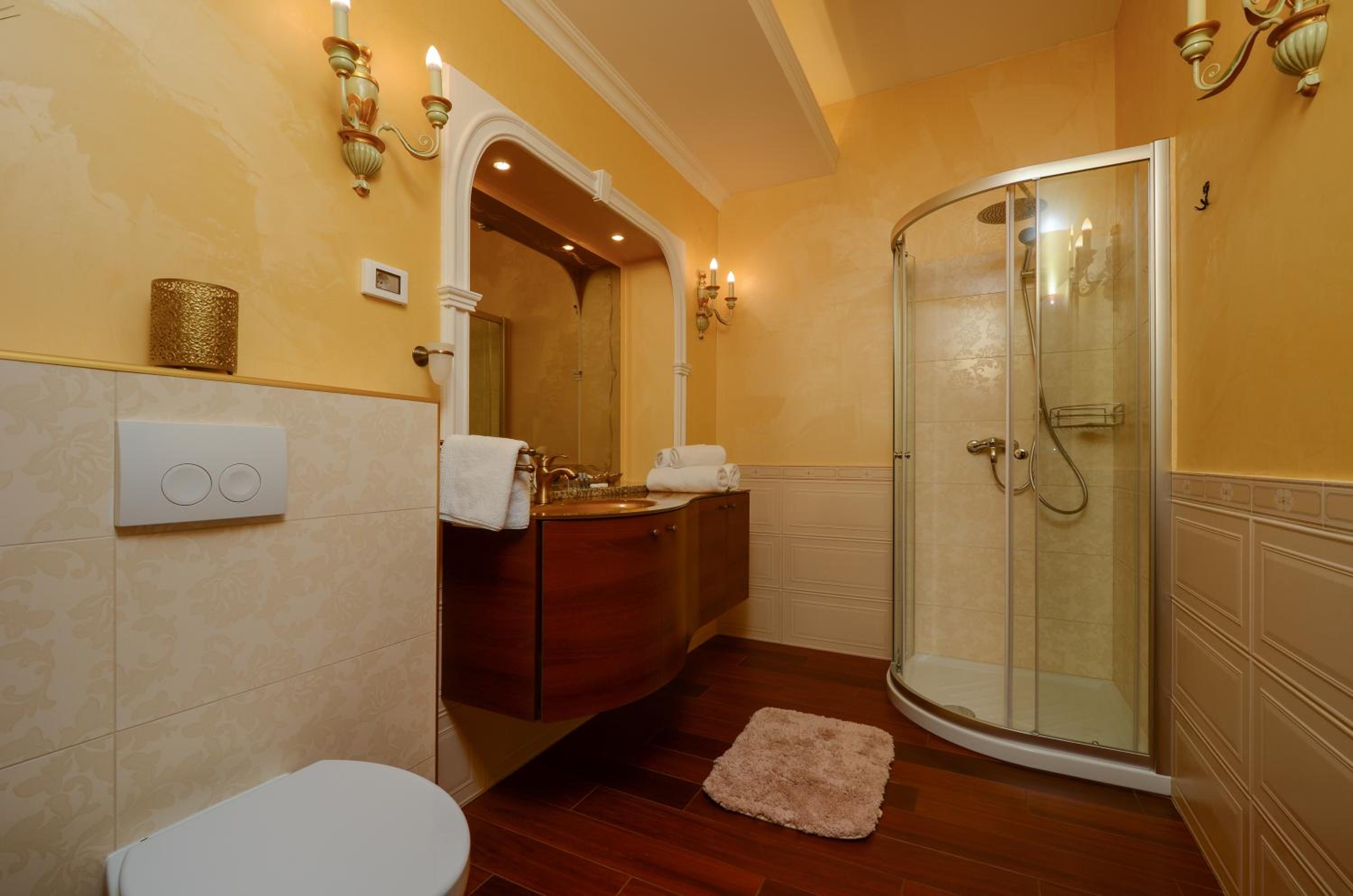 Deluxe King Room - Photo 9