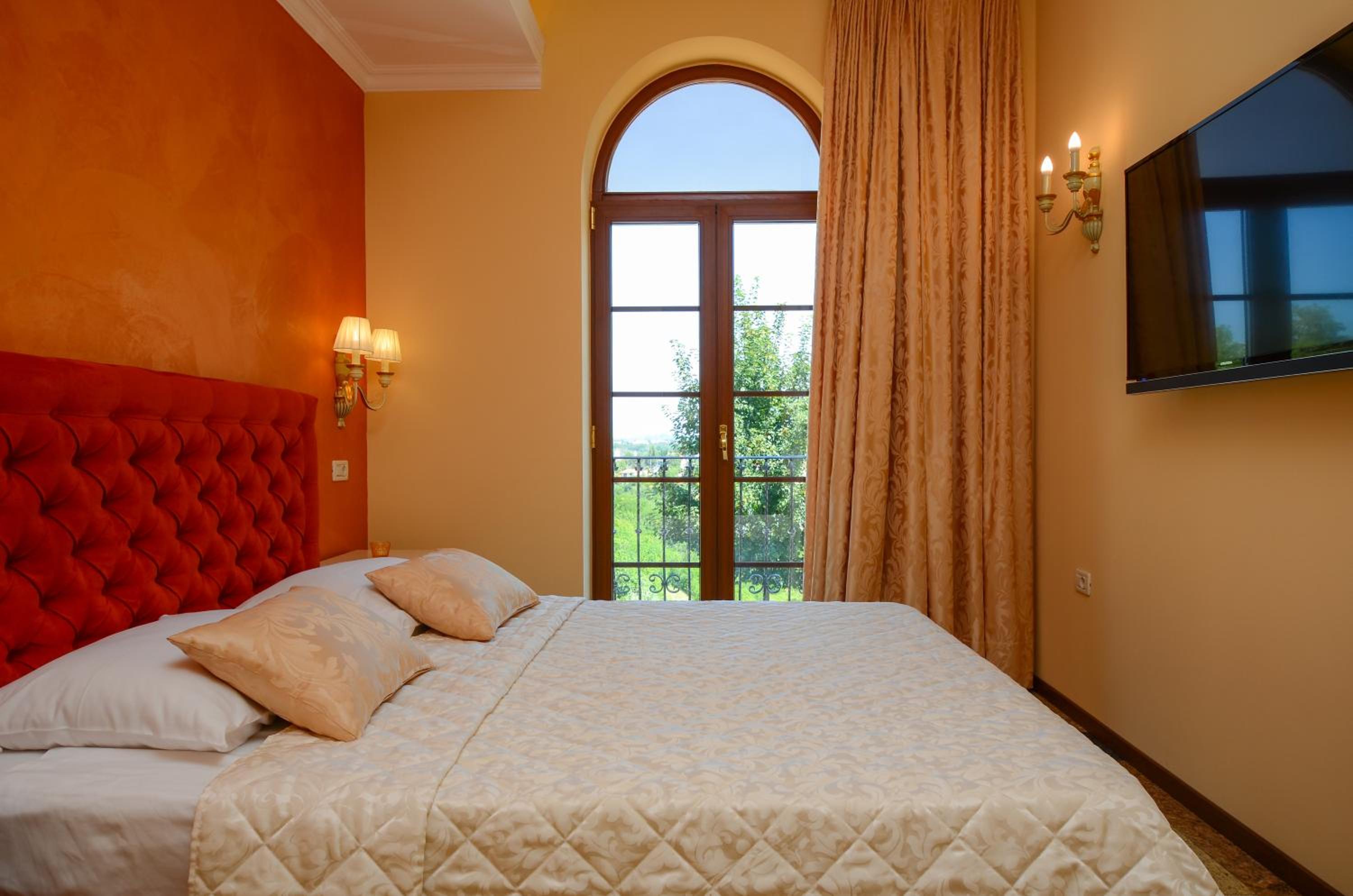 Deluxe King Room - Photo 10