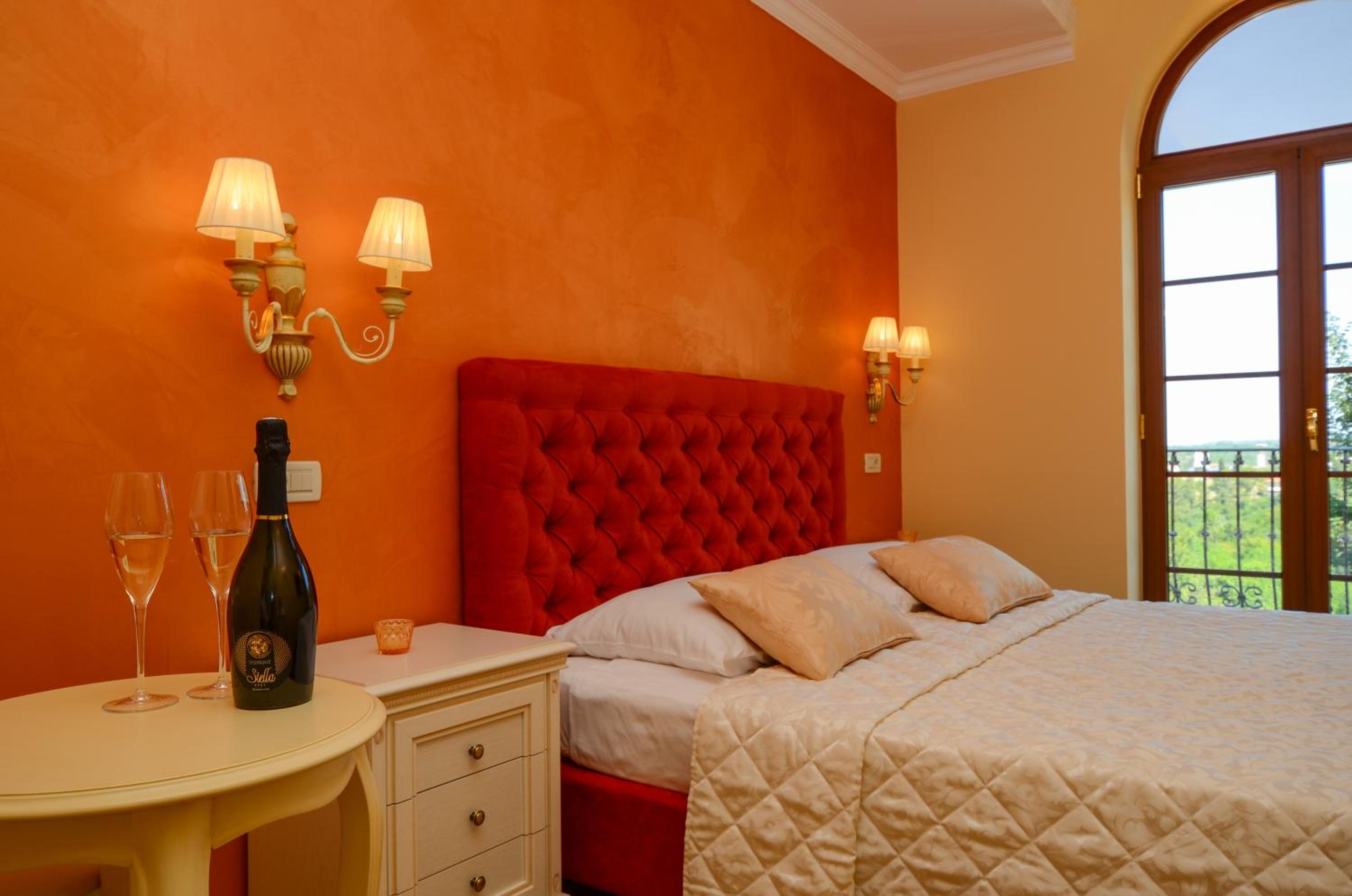 Deluxe King Room - Photo 11