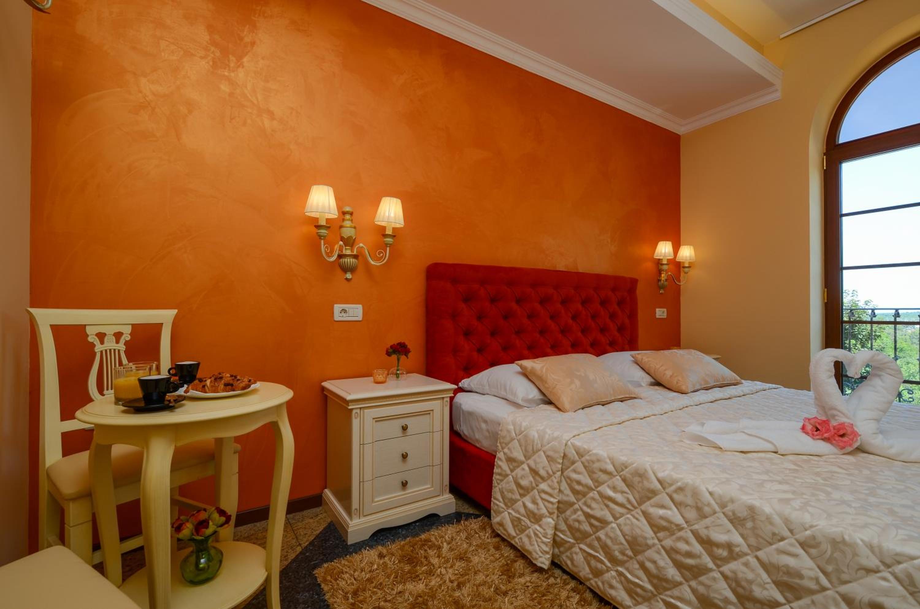Deluxe King Room - Photo 13