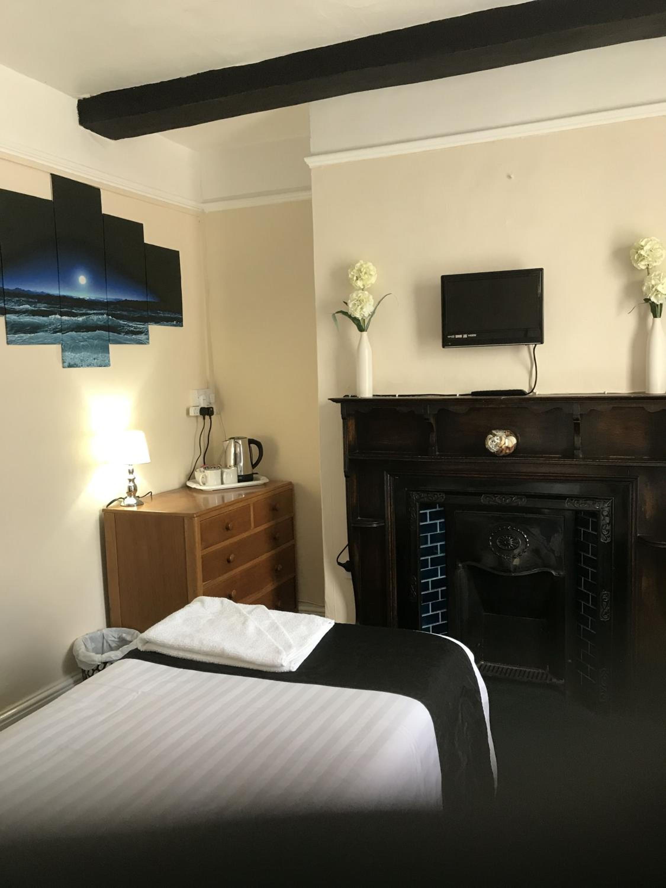 Twin Room with Private Bathroom - Photo 1