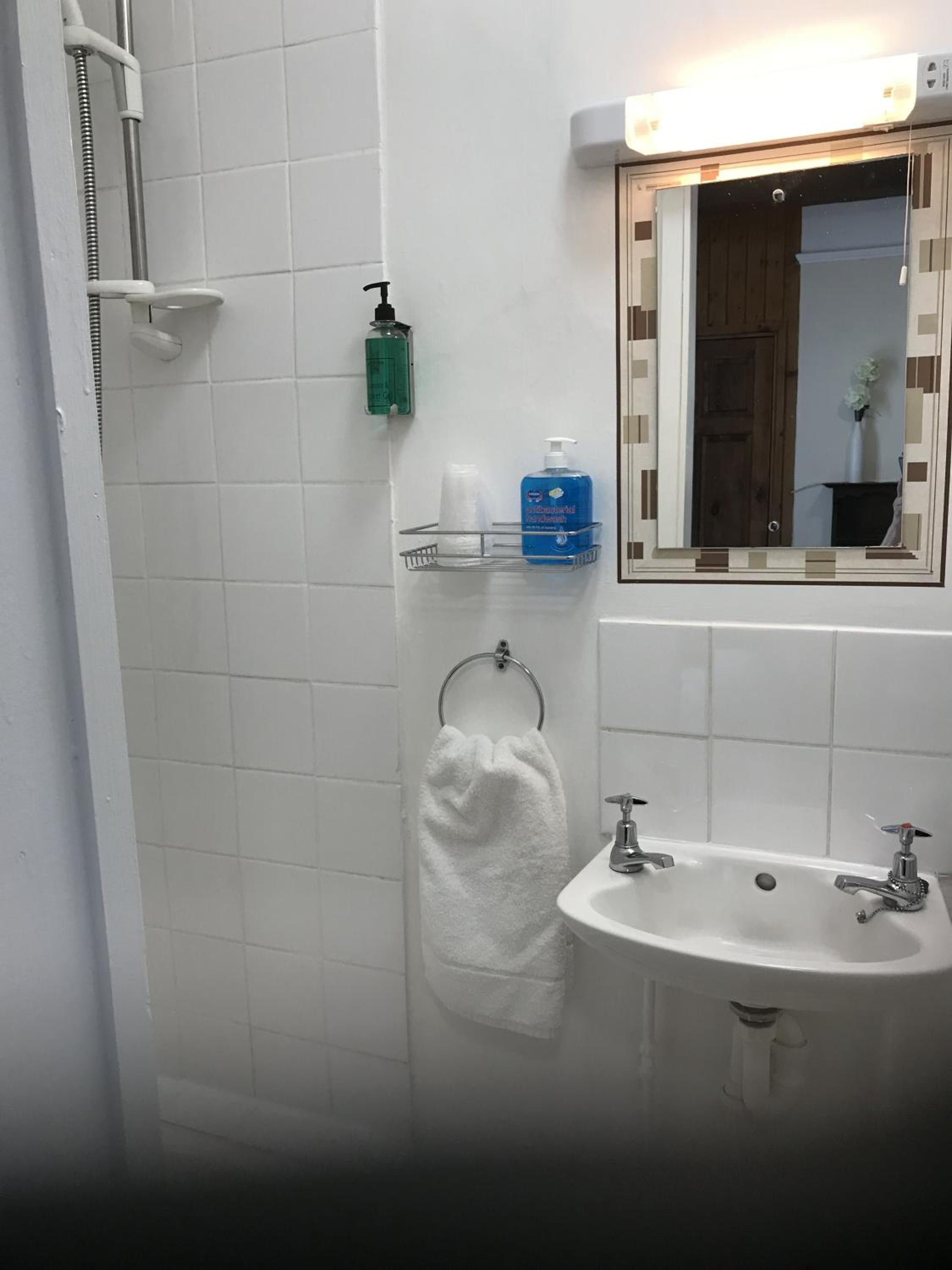 Twin Room with Private Bathroom - Photo 5