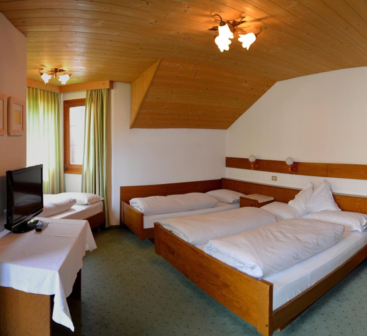 Quadruple Room with Mountain View photo 2