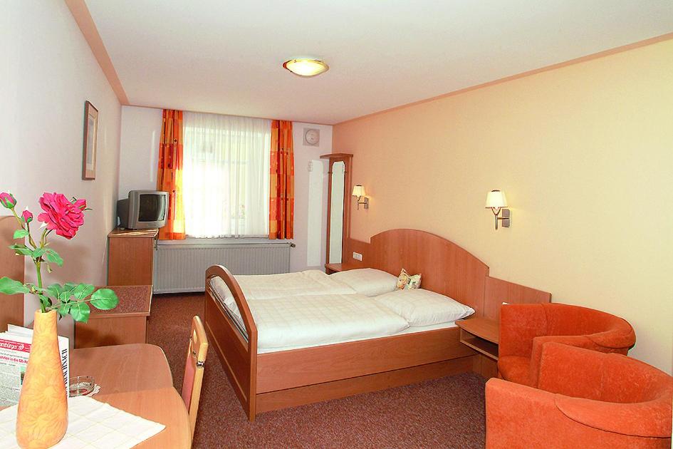 Large Double Room - Photo 1