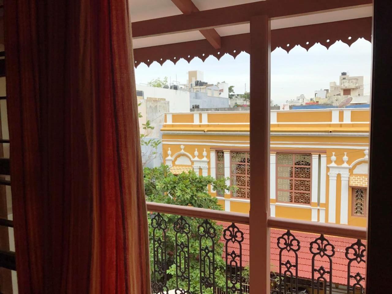 Queen Room with Balcony - Photo 4