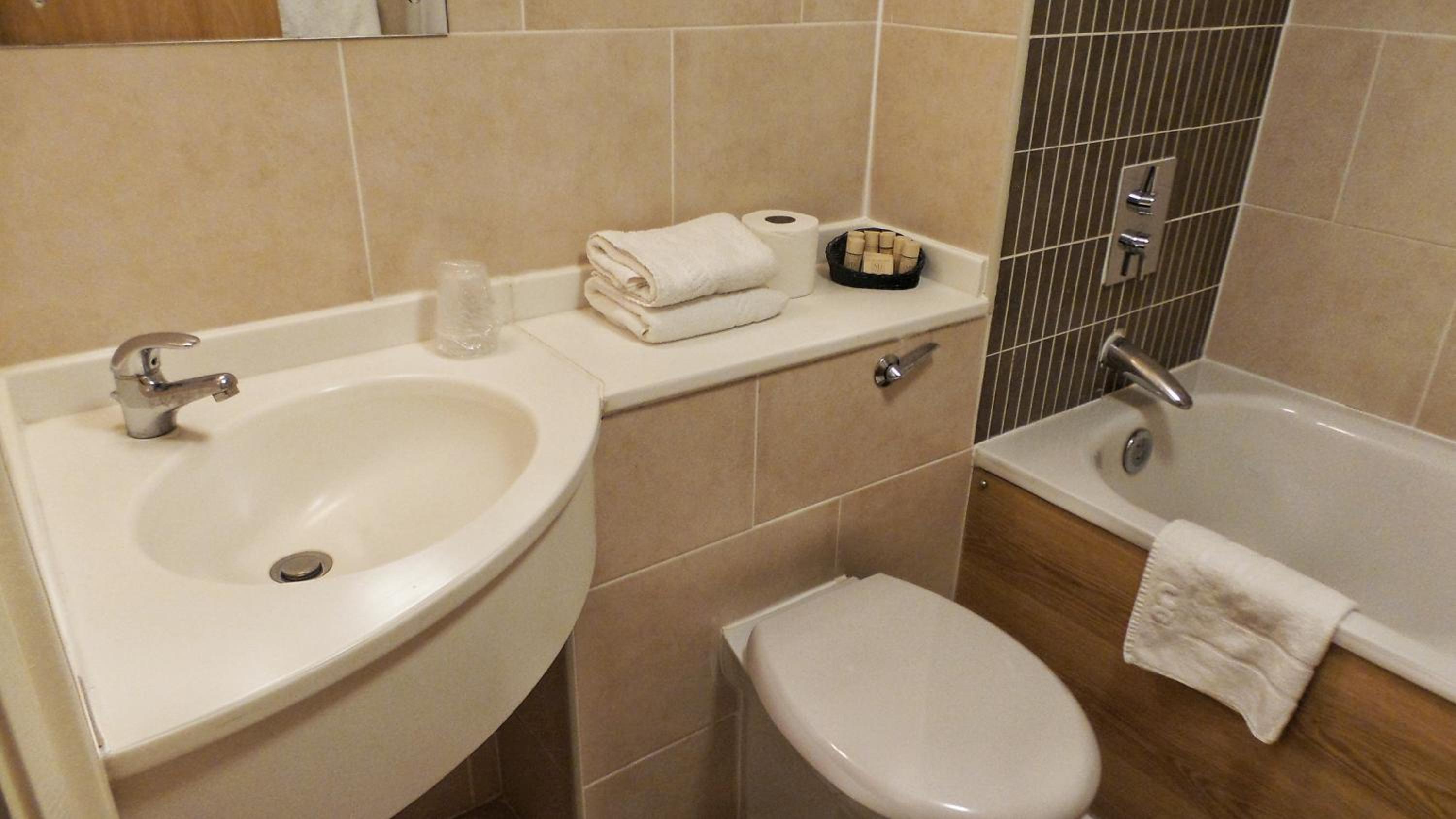 Double Room - Photo 8